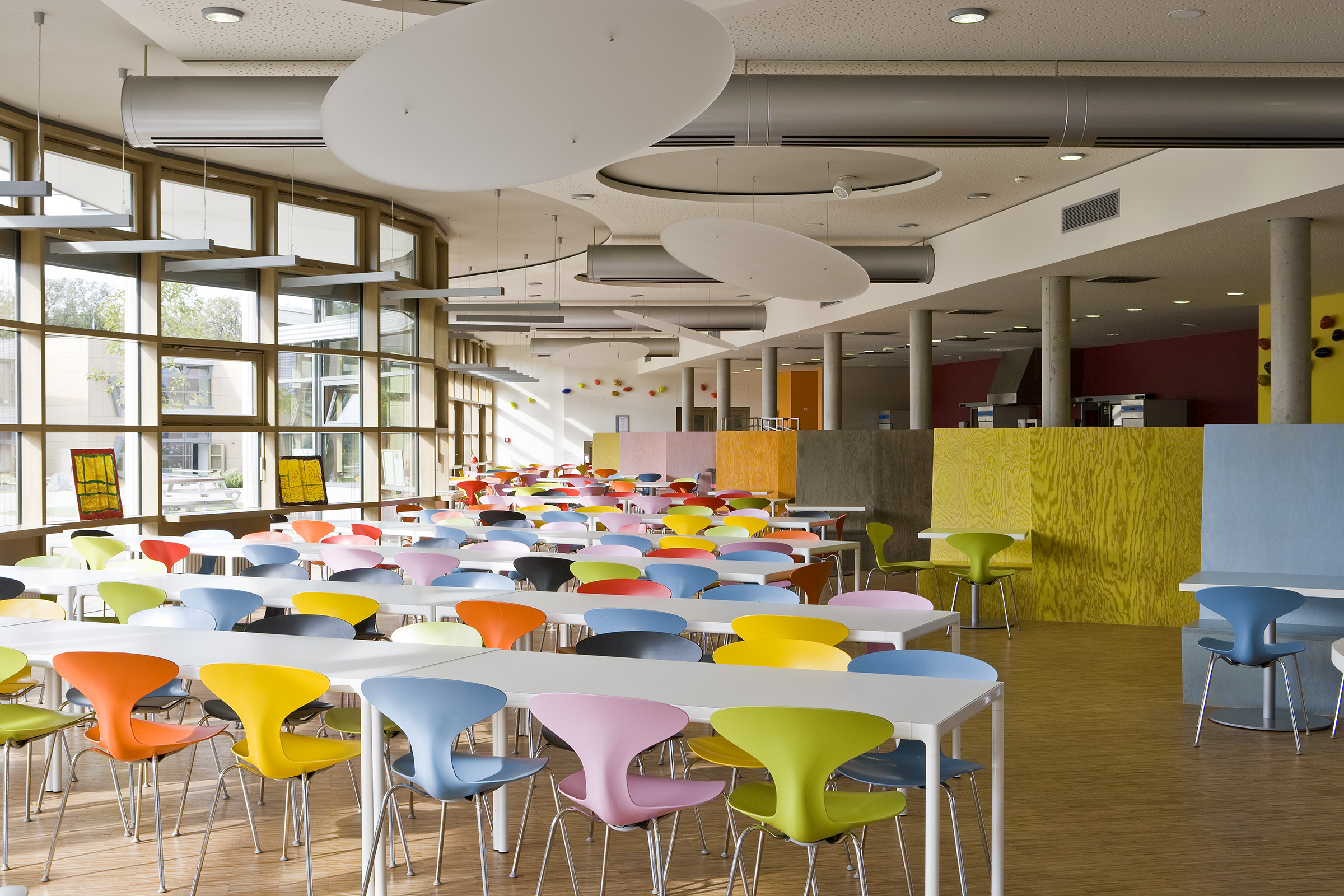 Akustický komfort vzdělávacích institucí lze zlepšit pomocí závěsných nebo beze sparých systémů StoS