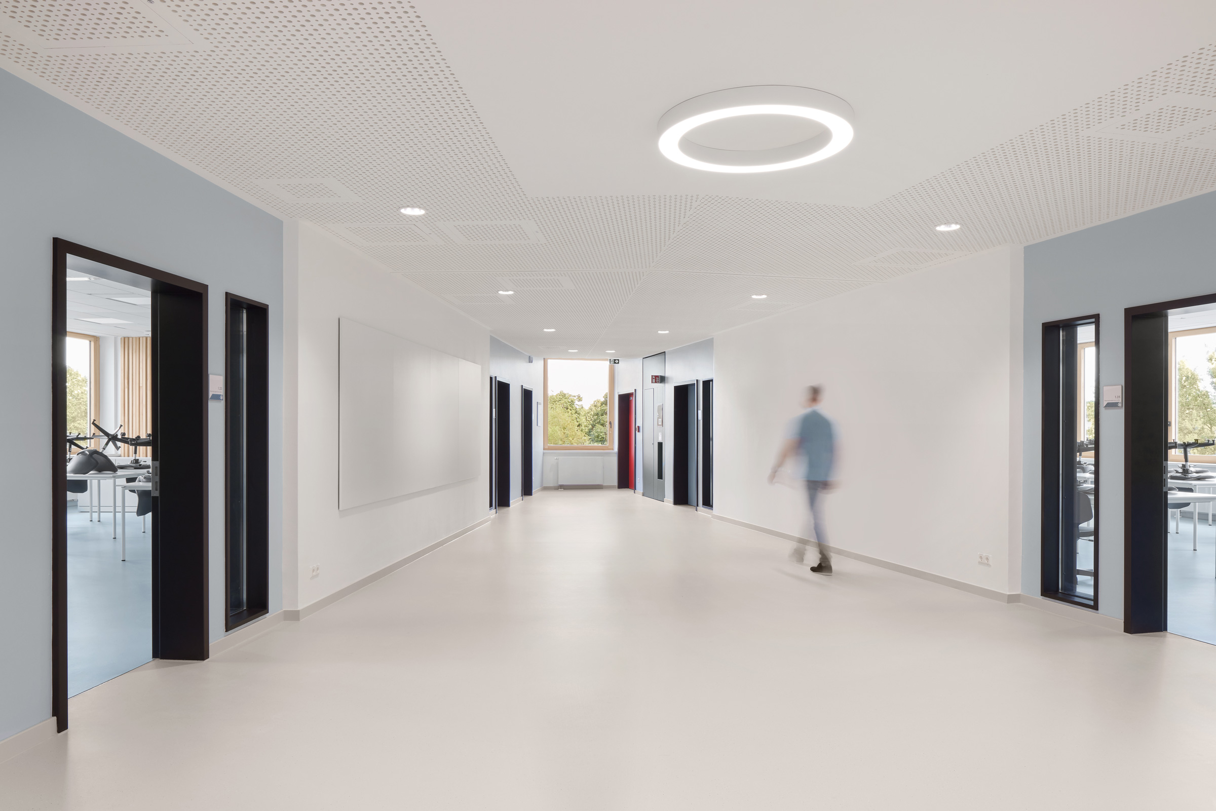 Příkladem materiálu, který lze použít v prostorách školy nebo školky, je interiérový nátěr StoColor 