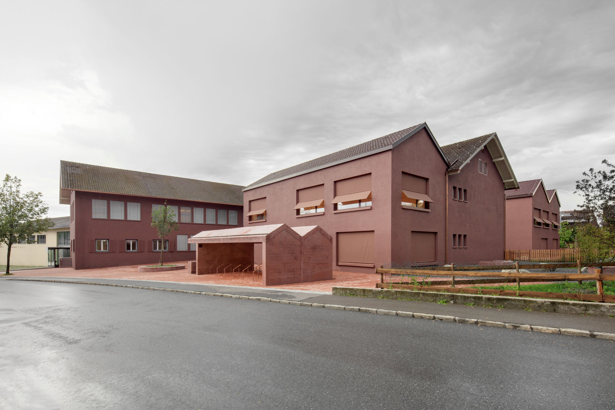 Kombinace kreativní omítky StoSignature a trojrozměrných fasádních prvků StoDeco pomáhá vytvořit kom