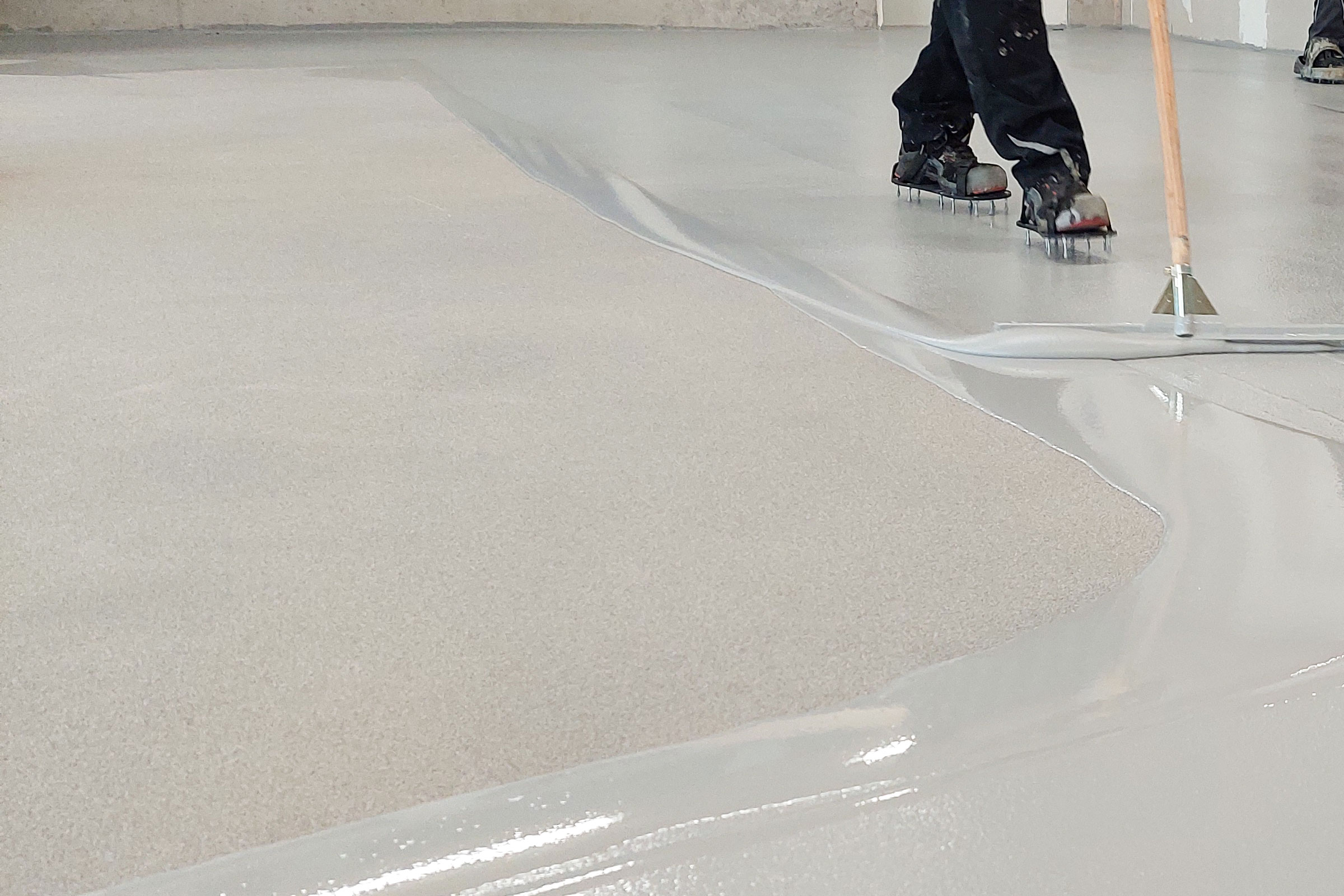 StoPox SL 100 může sloužit jako základní vrstva přímo na betonové podklady, samonivelační litá vrstv