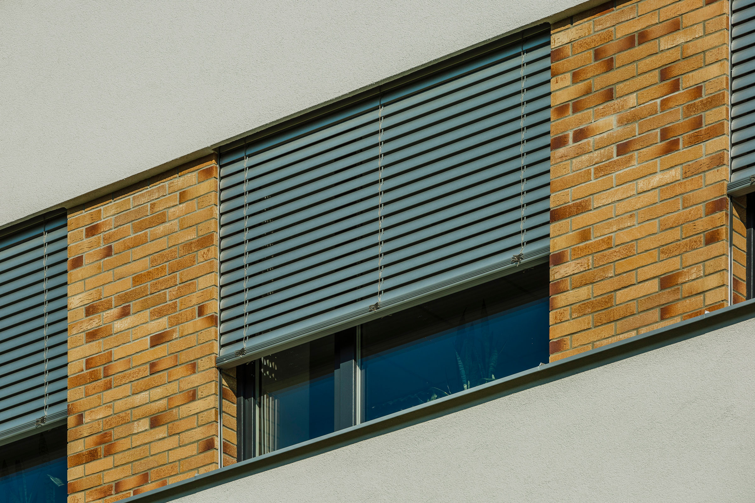 Skvělou vychtávkou je použití exteriérových žaluzií. Kombinace kvalitního zateplení a účinných žaluz