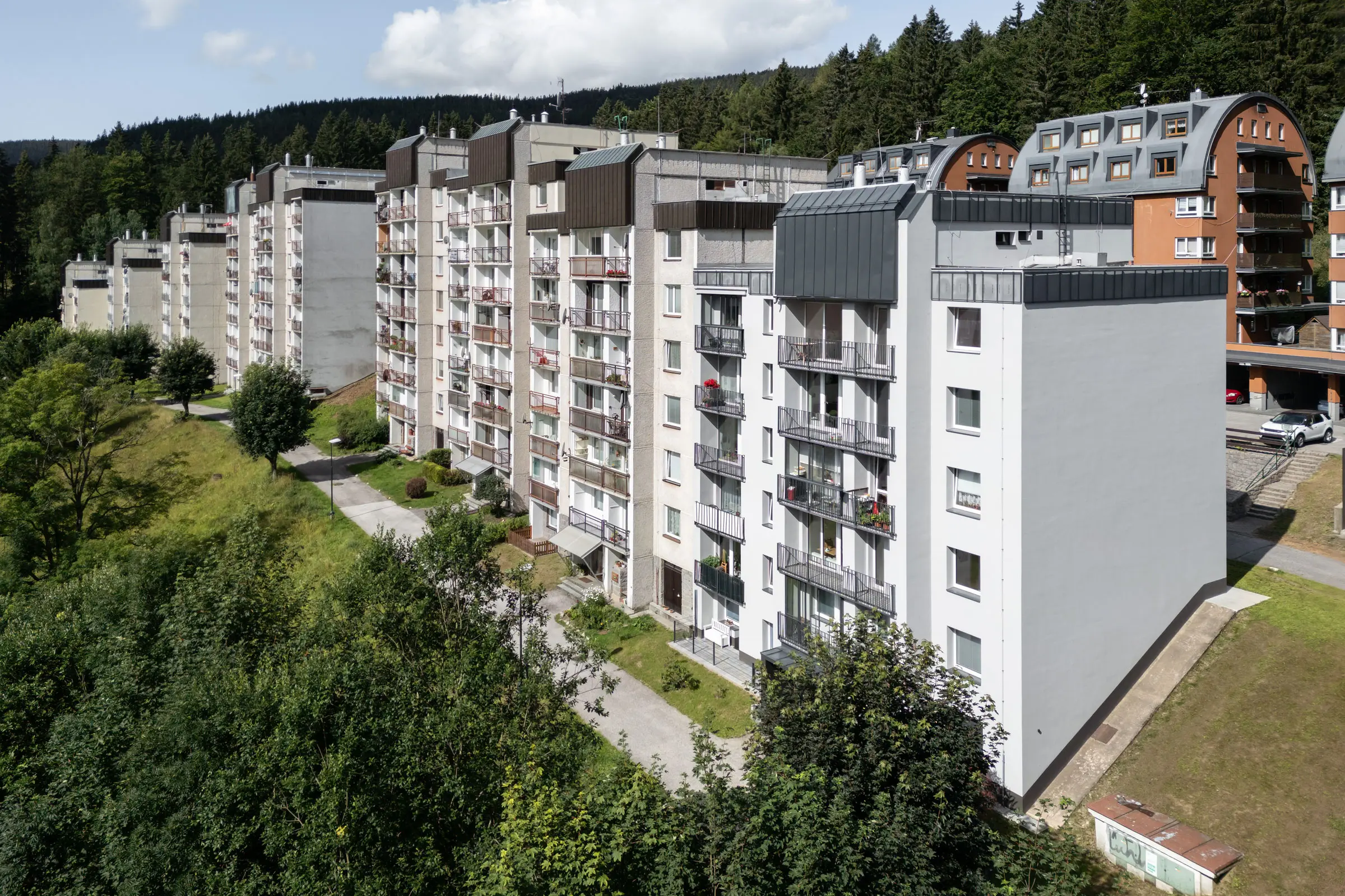 Vkusná proměna bytového domu v Bedřichově