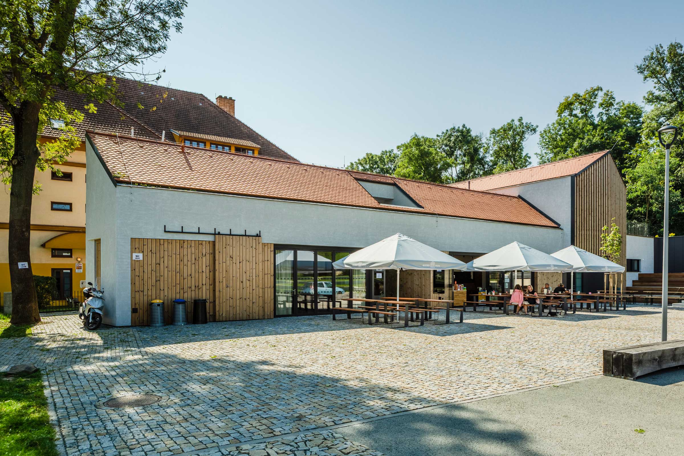 Kavárna, restaurace a městská knihovna Dům v parku Riegrova, Šlapanice; Foto: Tomáš Malý