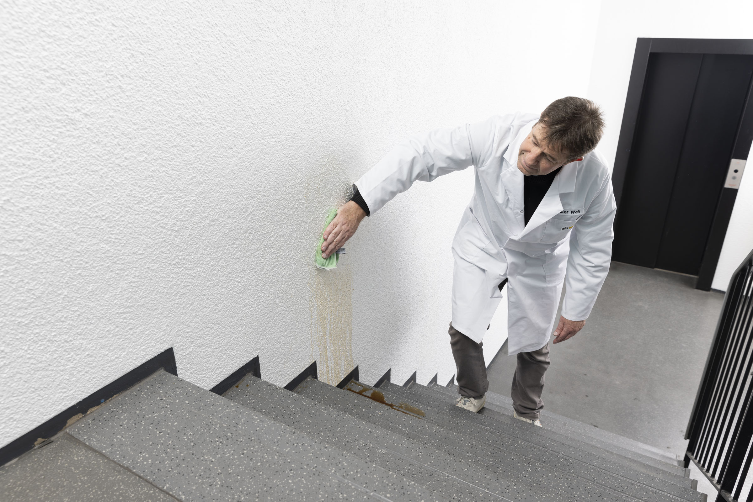 Zrekonstruované schodiště ve starším bytovém domě s odolným nátěrem