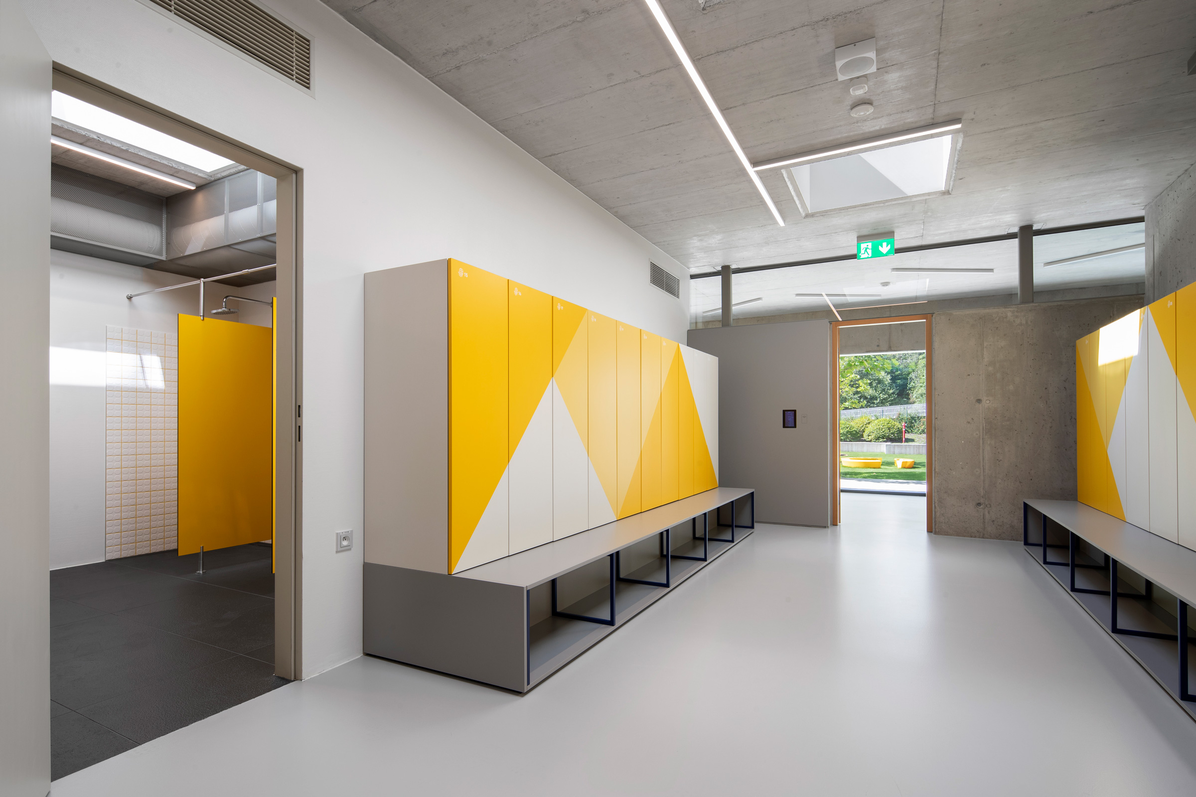 Na stěnách chodeb a sociálních zařízení se uplatnily nátěry StoPox WL 100 a sklovláknité netkané tap