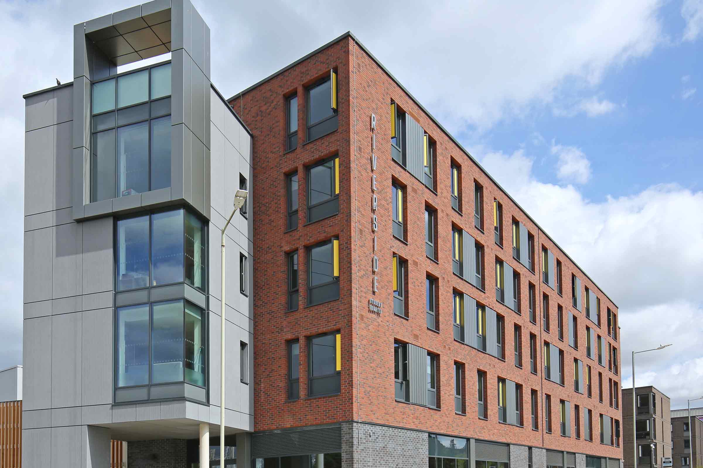 Fasáda nového projektu Riverside v nové volnočasové čtvrti historického města Canterbury s obkladový