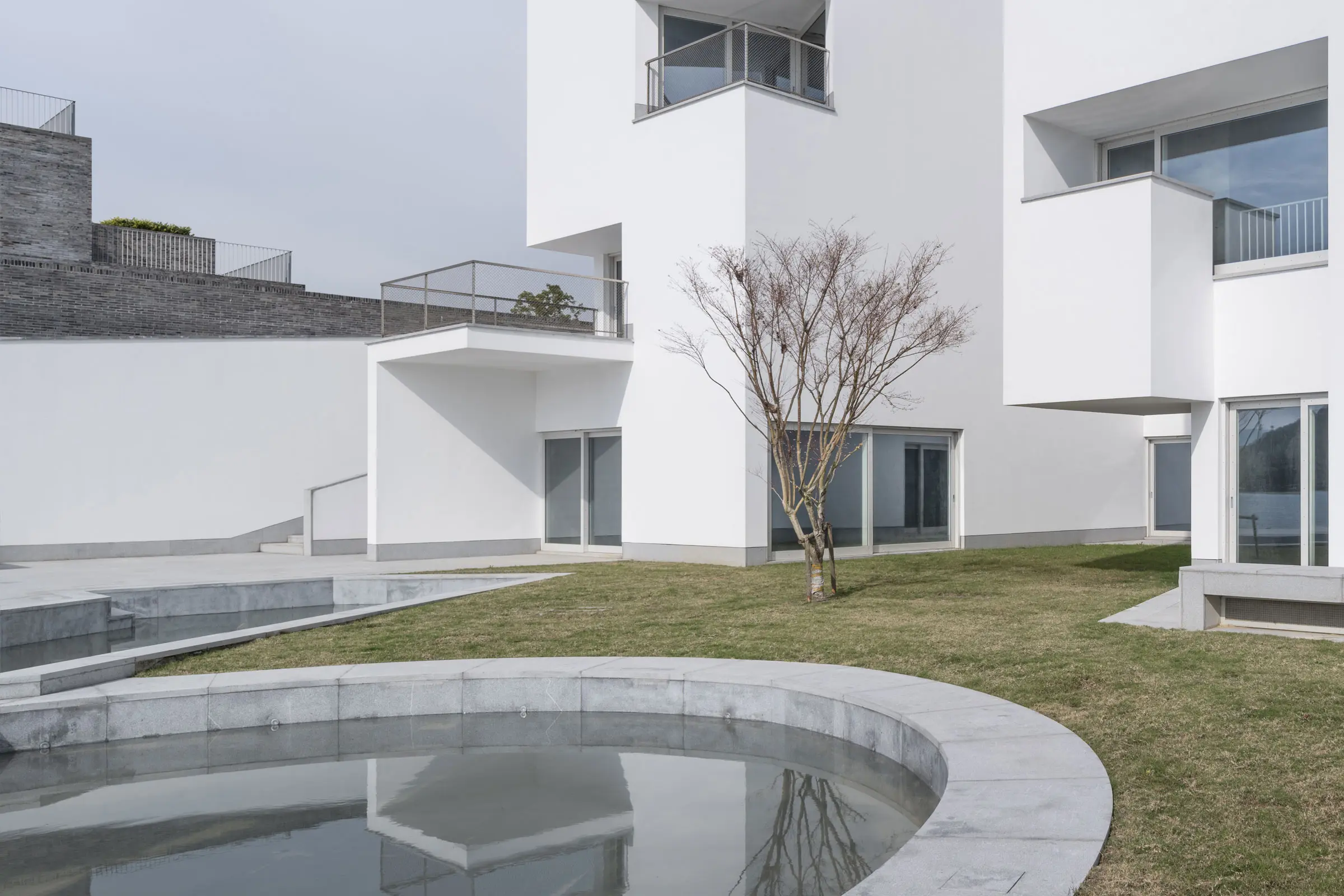 Dongqian Lake Club Houses: bílé vily s venkovním bazénem
