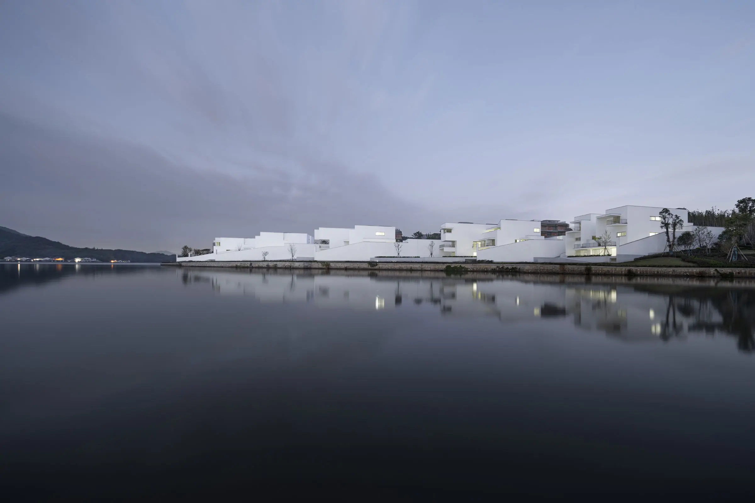 Dongqian Lake Club Houses: pět bílých vil řazených podél břehu jezera