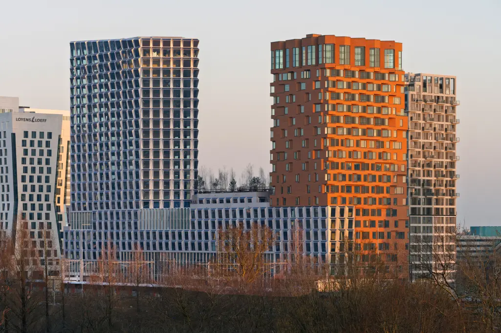 Projekt De Puls v Amsterdamu s obytnou a administrativní věží ve čtvrti Zuidas.
