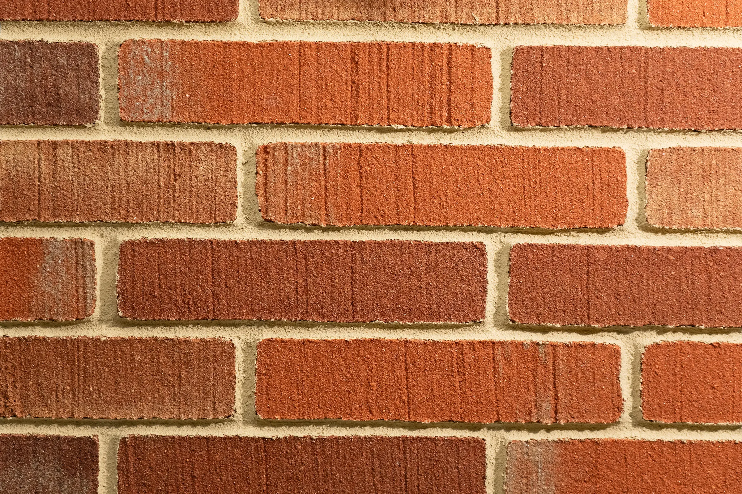 Detailní pohled na cihlový obklad použitý na fasádě projektu De Puls.
