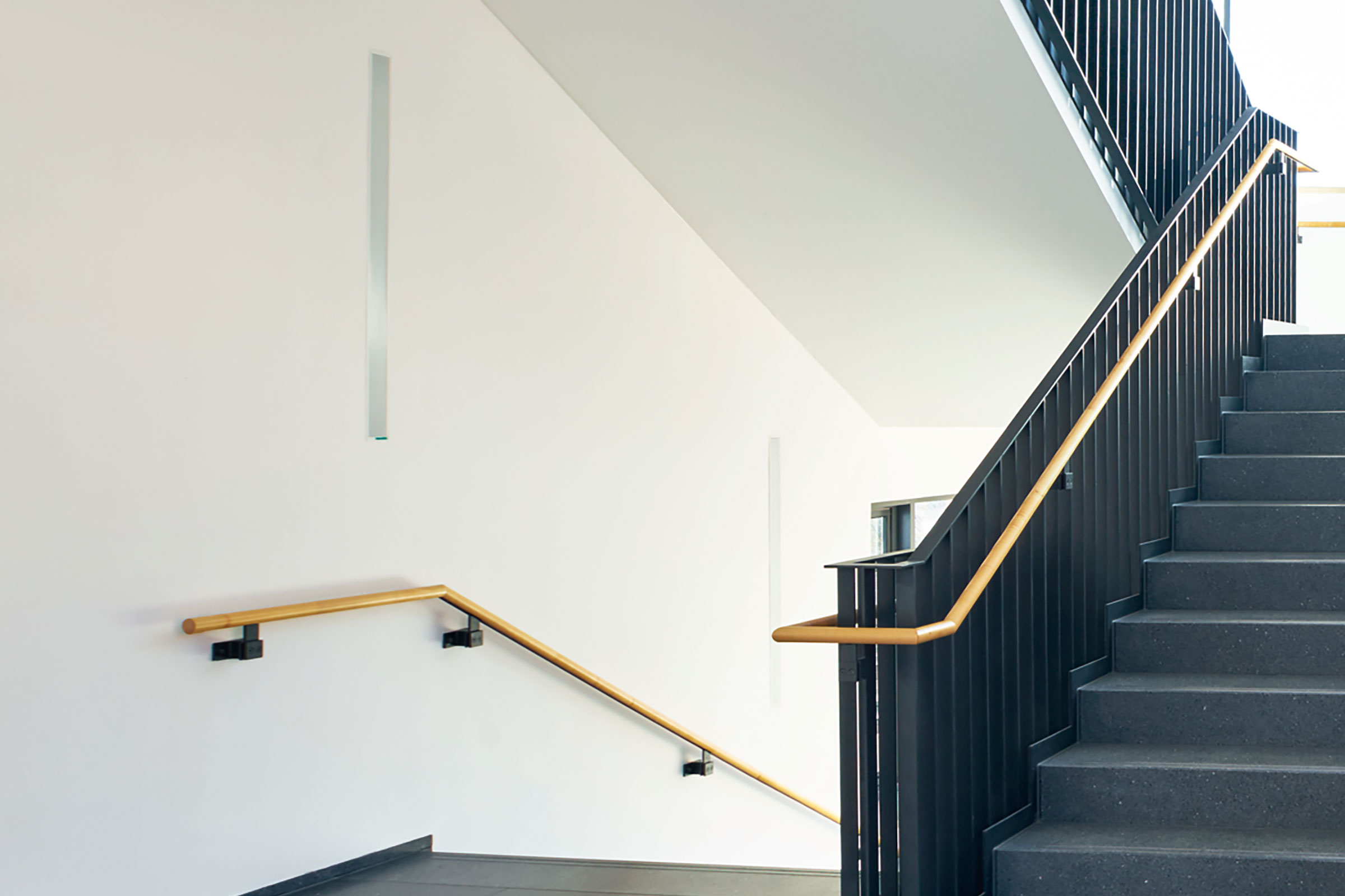 Zrekonstruované schodiště ve starším bytovém domě