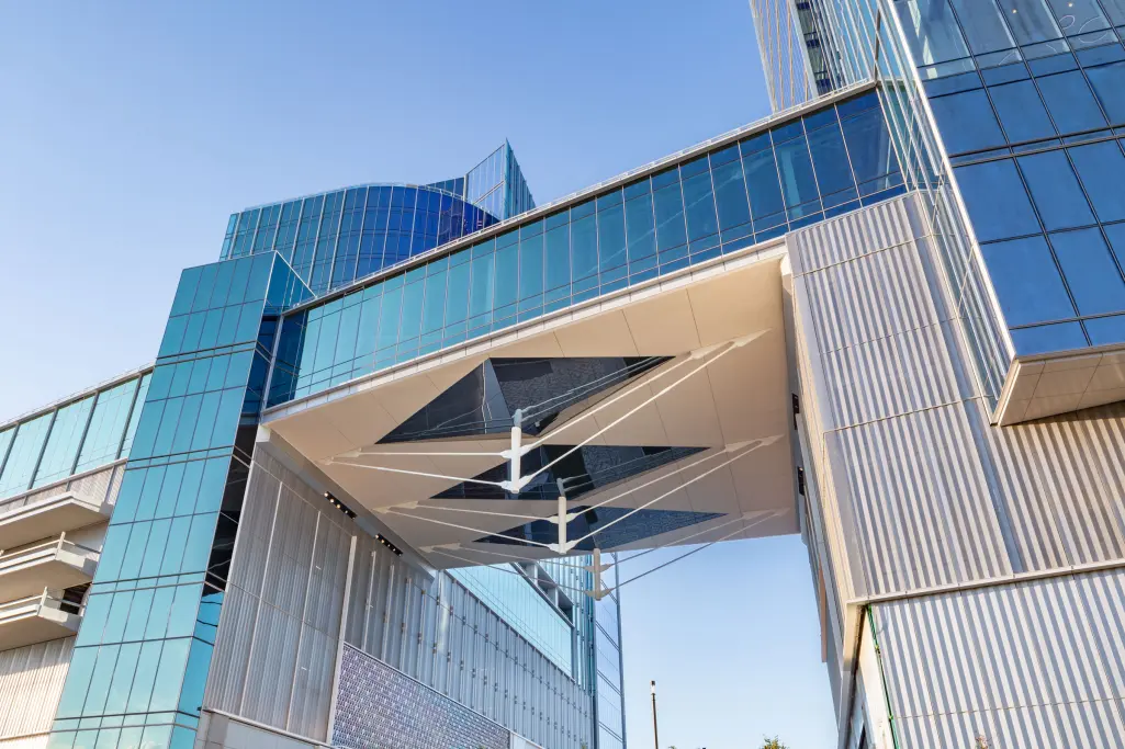 Administrativní budova s ​​prosklenou fasádou StoVentec Glass v Grazu v Rakousku