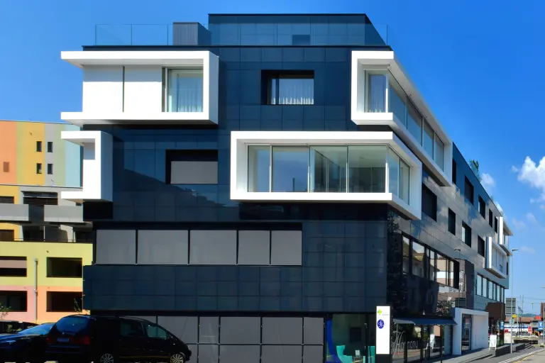 Obytná a obchodní budova Black and White, Švýcarsko