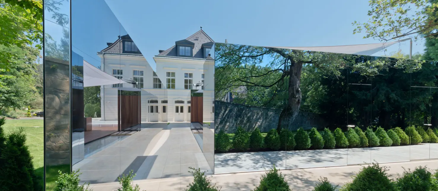 Skleněná zrcadlová fasáda