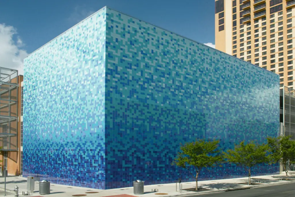 Skleněná mozaiková fasáda StoVentec M na fasádě garáže v Texasu v Americe.