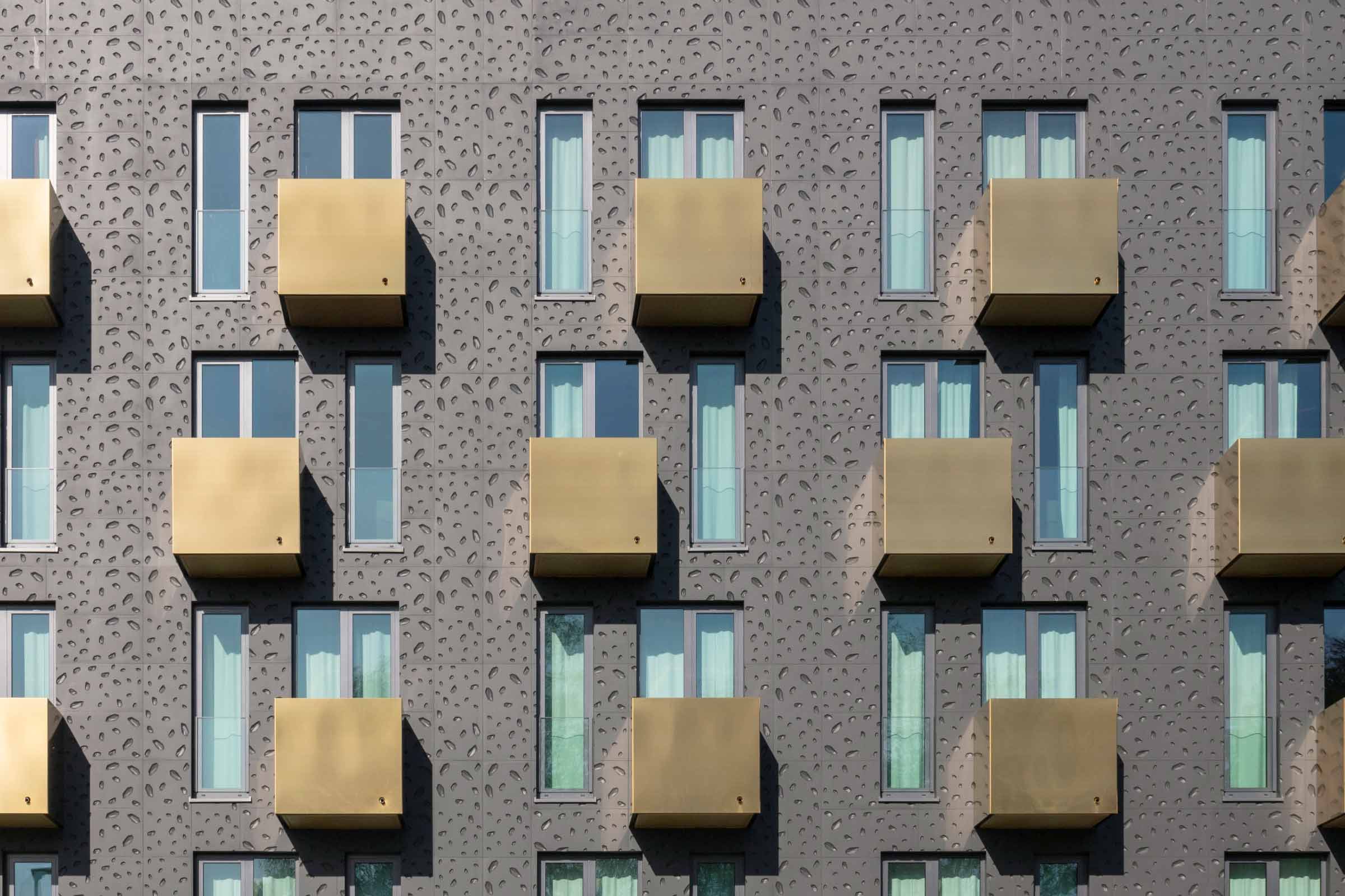 StoColor Dryonic S na fasádě internátní školy ve městě Lupburg, DE kterou tvoří StoDeco panely na za