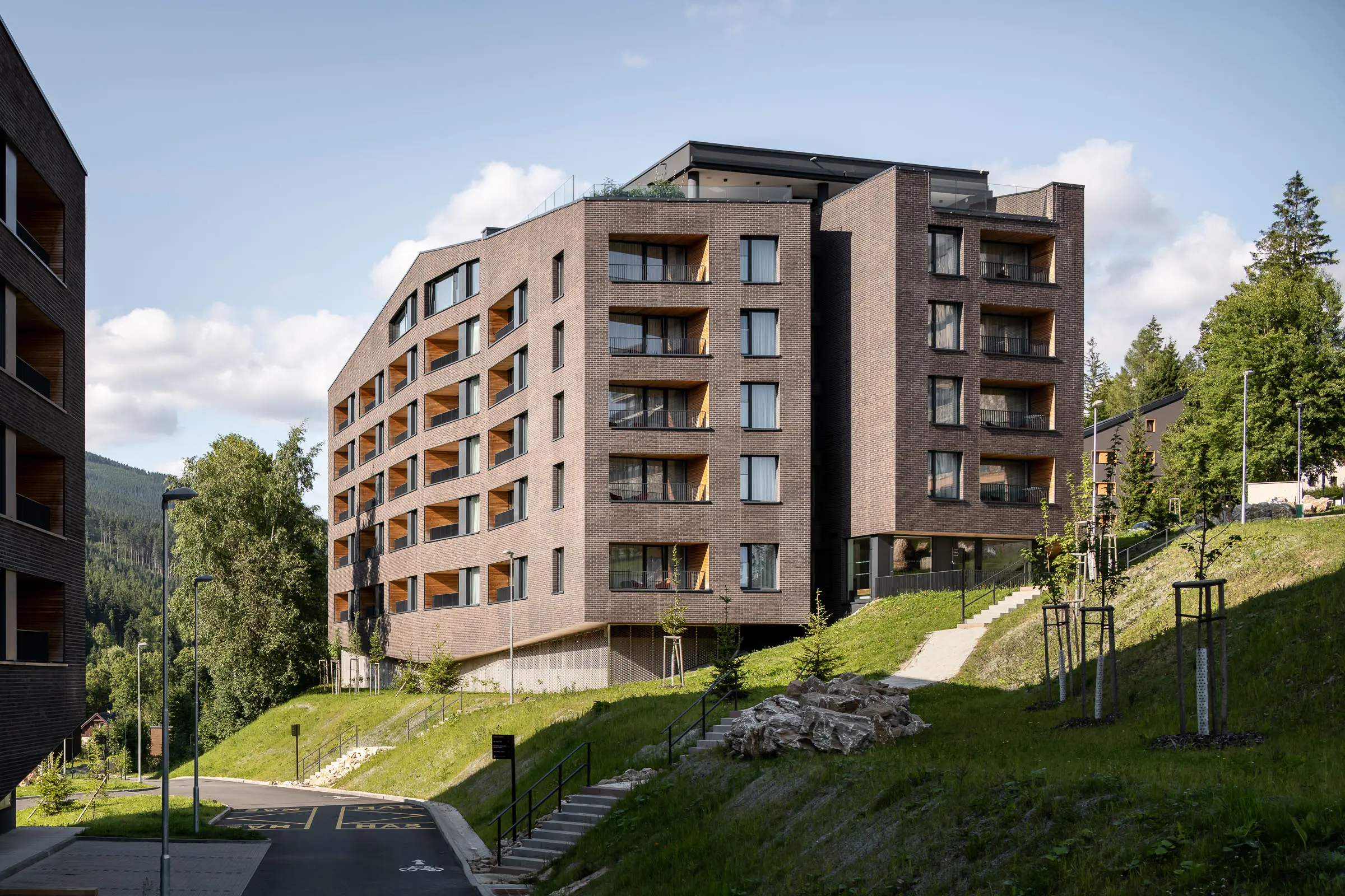Horské apartmány Dolní Morava s lodžiemi a prosklením