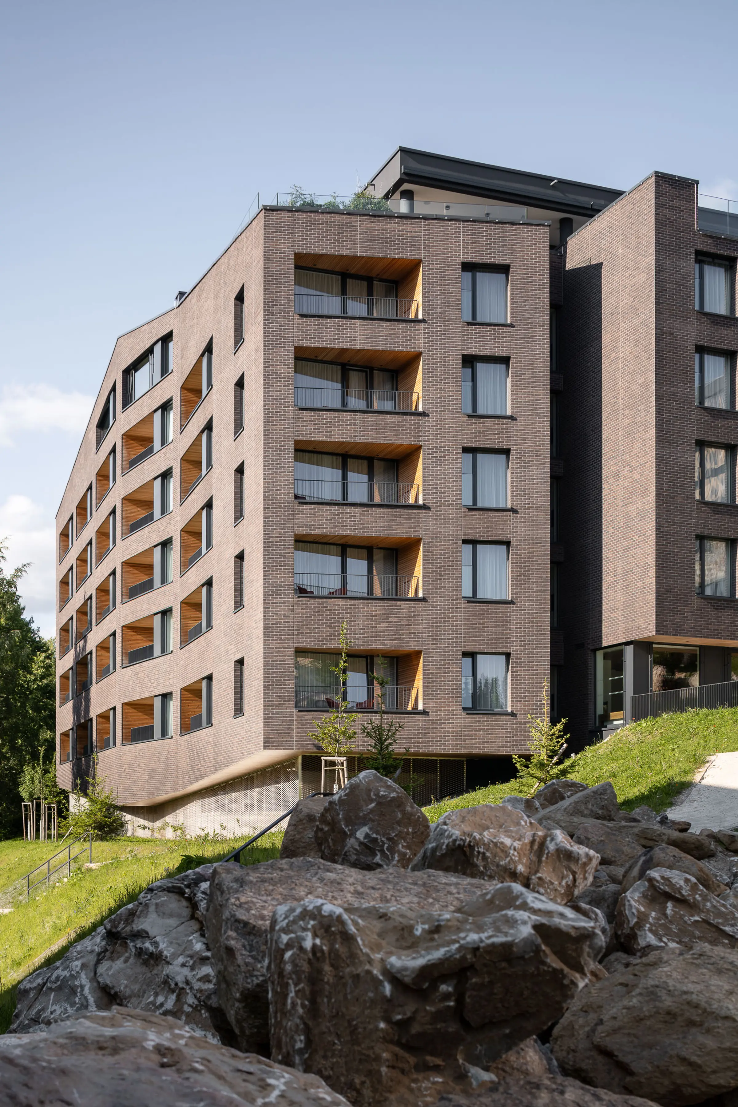 Cihlová fasáda s prosklenými plochami a lodžiemi