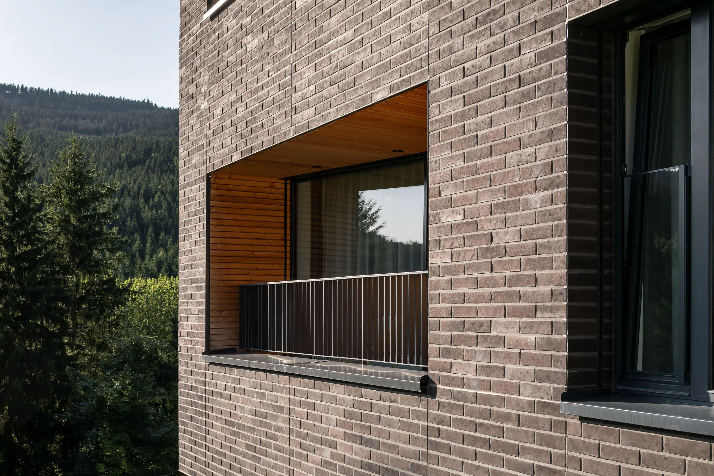 Detail klinkerových pásků StoBrick na horské fasádě