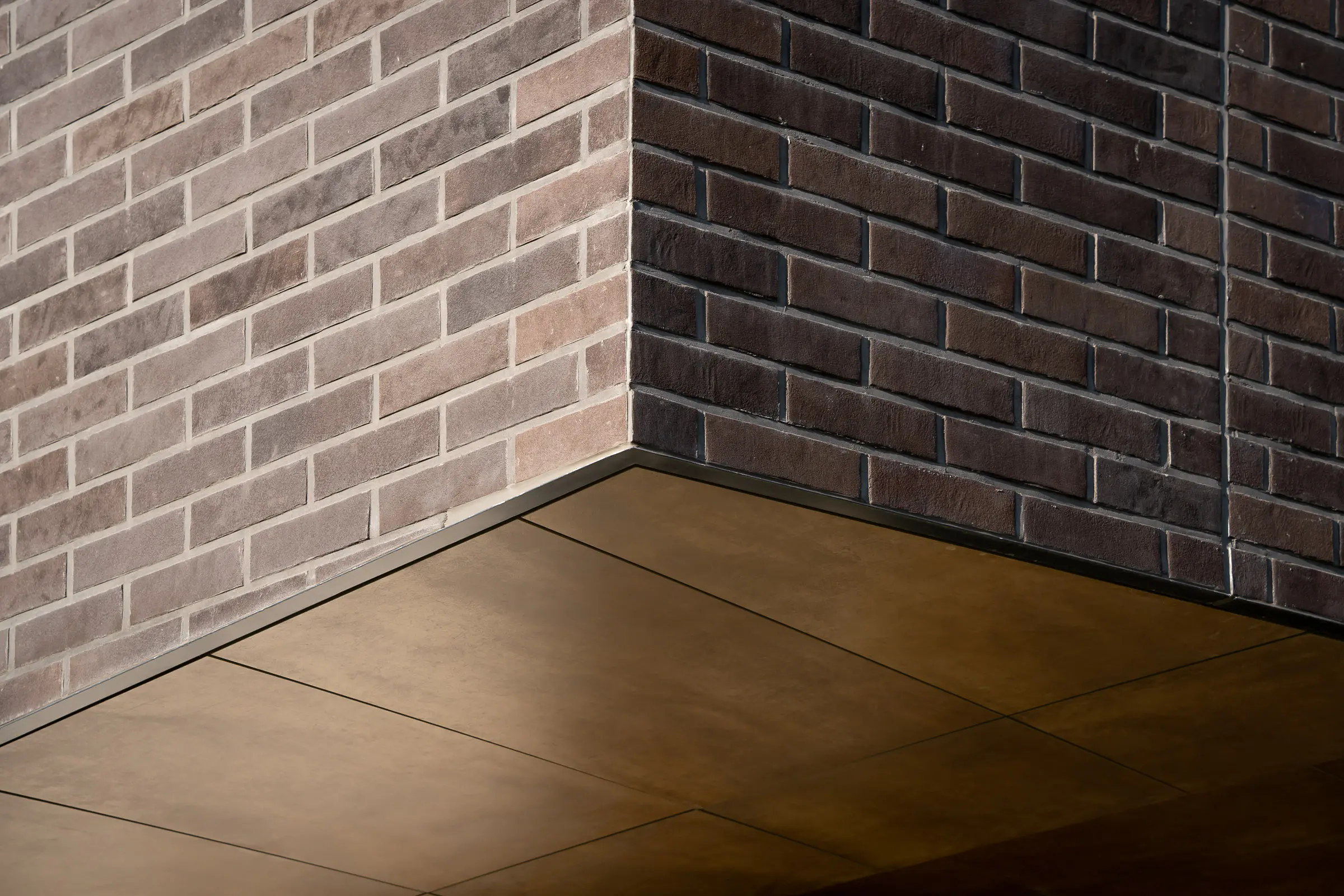 Detail tmavého klinkerového obkladu na fasádě