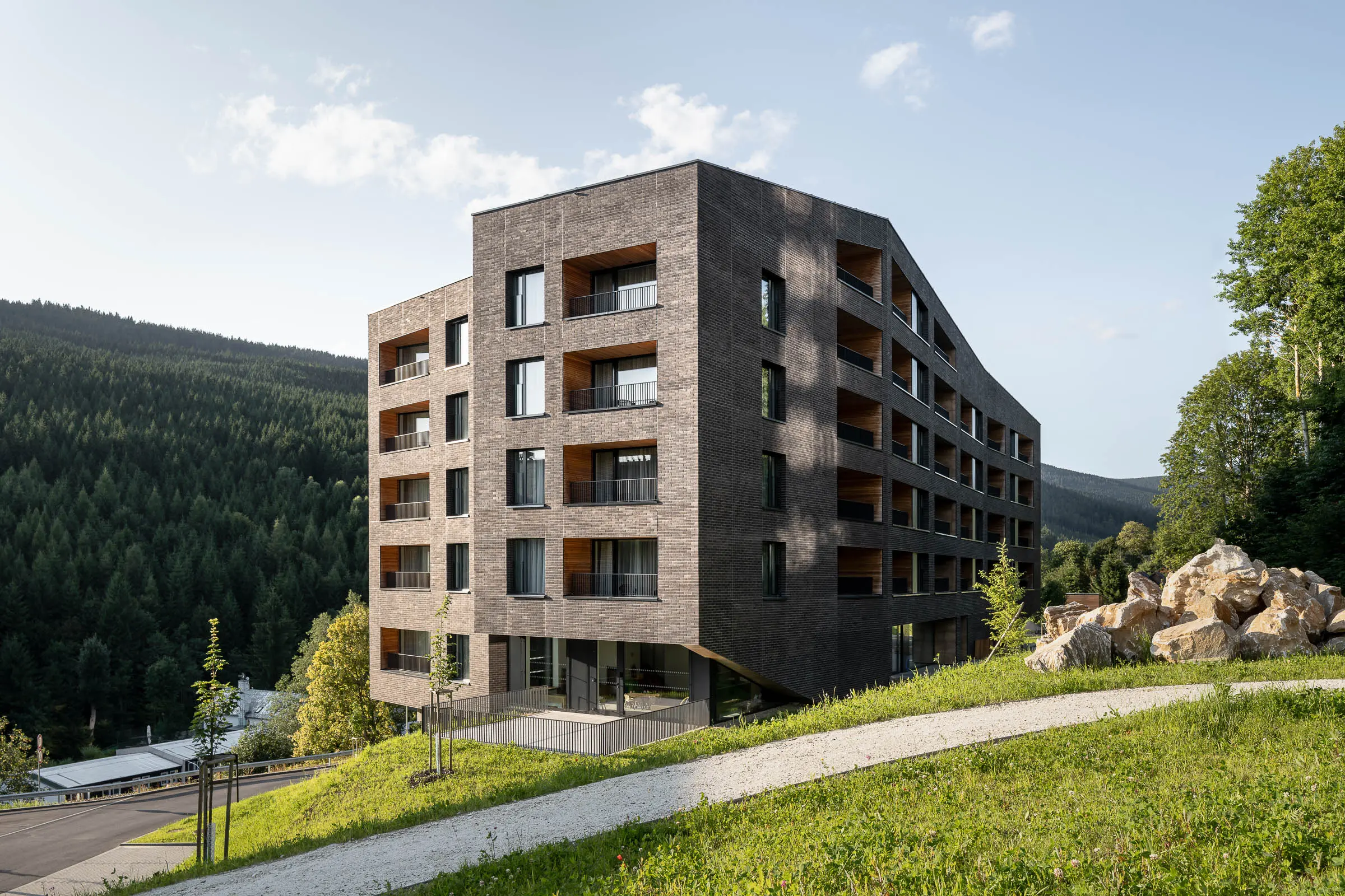 Horský apartmánový komplex s odolnou fasádou