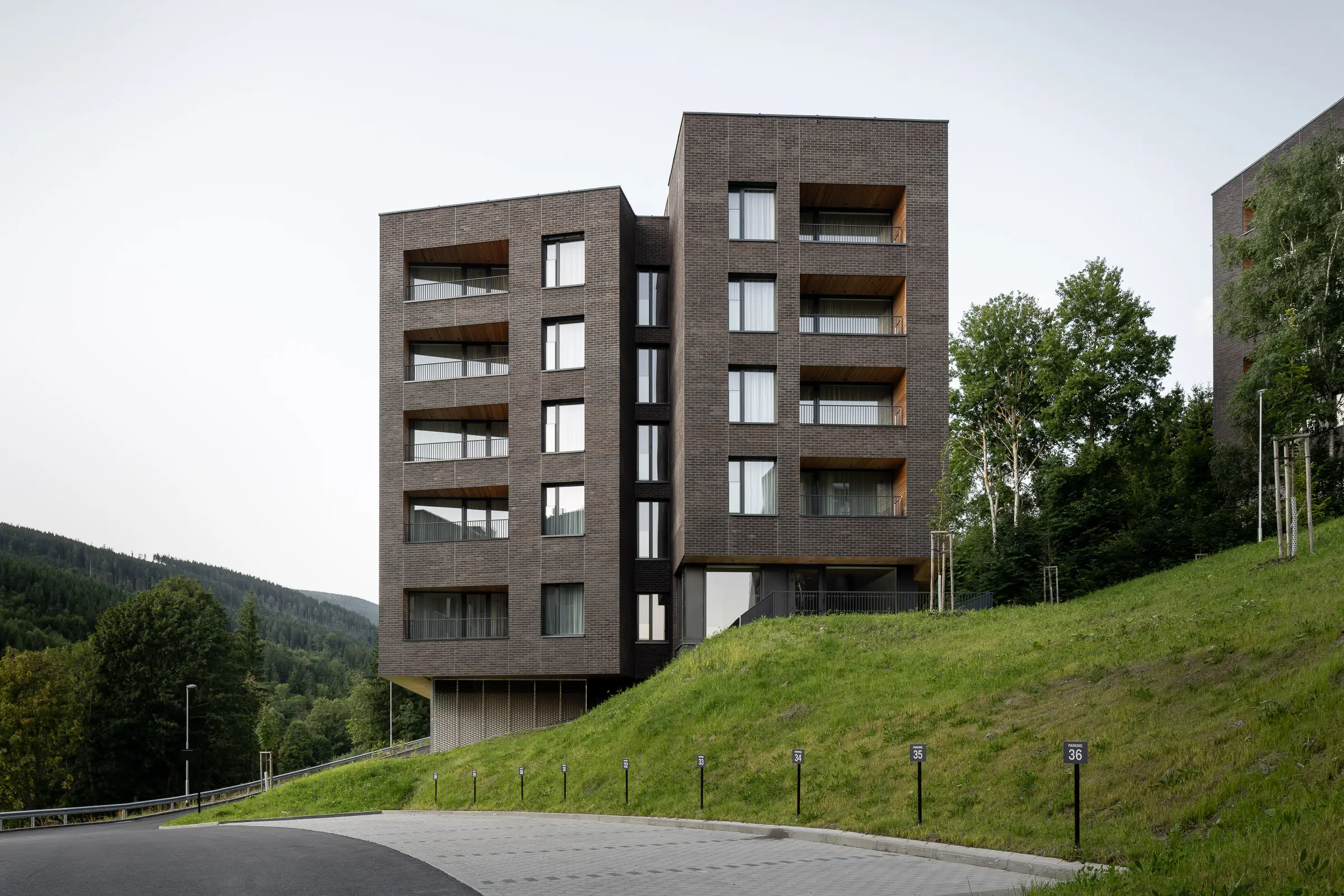 Dolní Morava s apartmány a tmavou fasádou