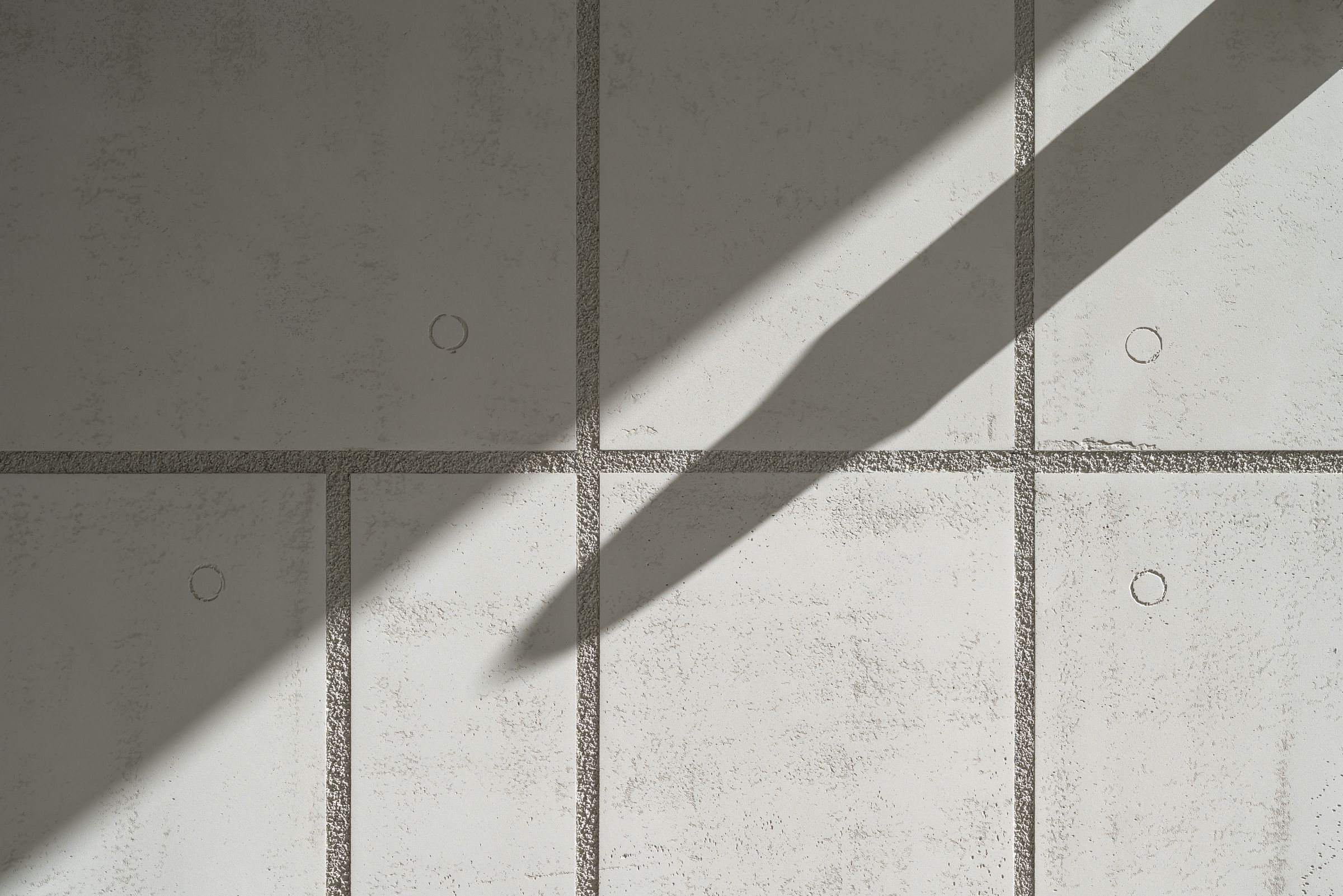 Kombinace omítky se vzhledem betonu na pravé straně a lineárních drážek na levé části 