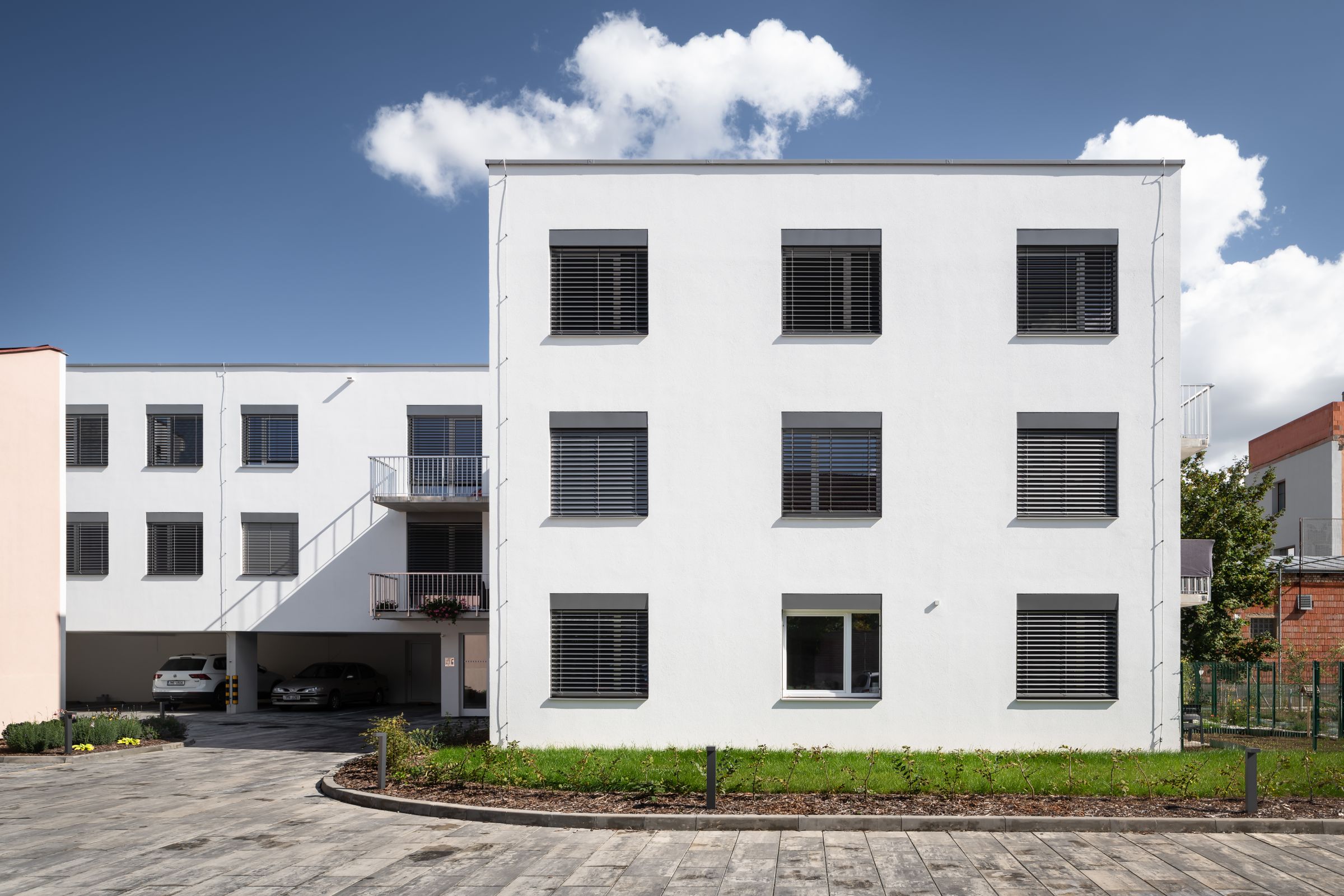 Fasádu domu zdobí kreativní omítky StoSignature, šambrány kolem oken jsou ze StoDeco profilů