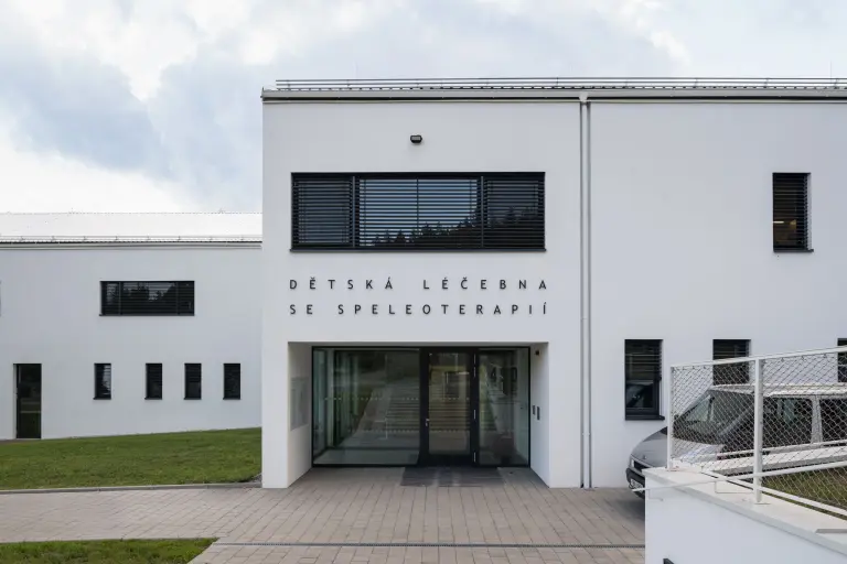 Čistá fasáda dětské léčebny v Ostrově u Macochy 