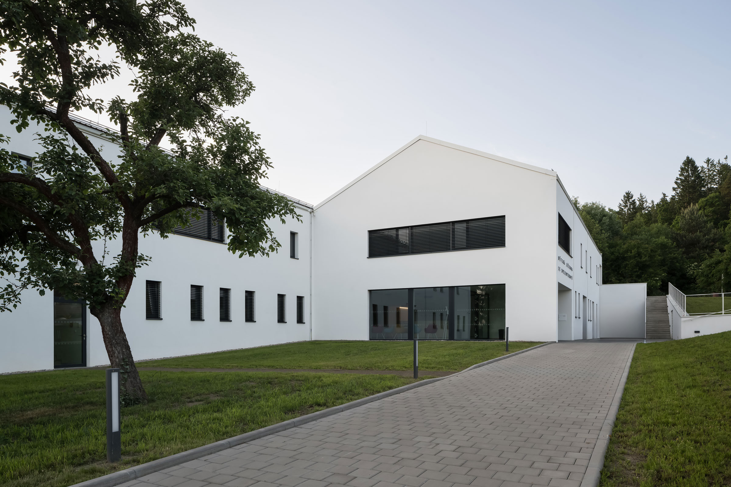 Multifunkční budova inspirovaná dětskou představivostí