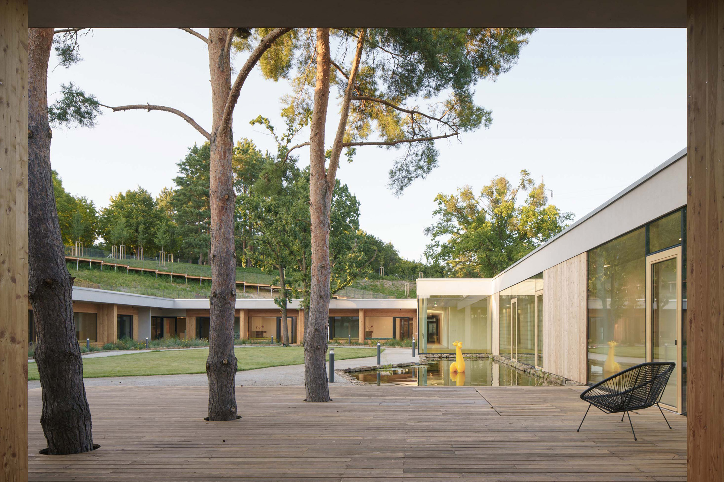 Hospic je citlivě zasazen do přírodního amfiteátru parku na severu Brna 