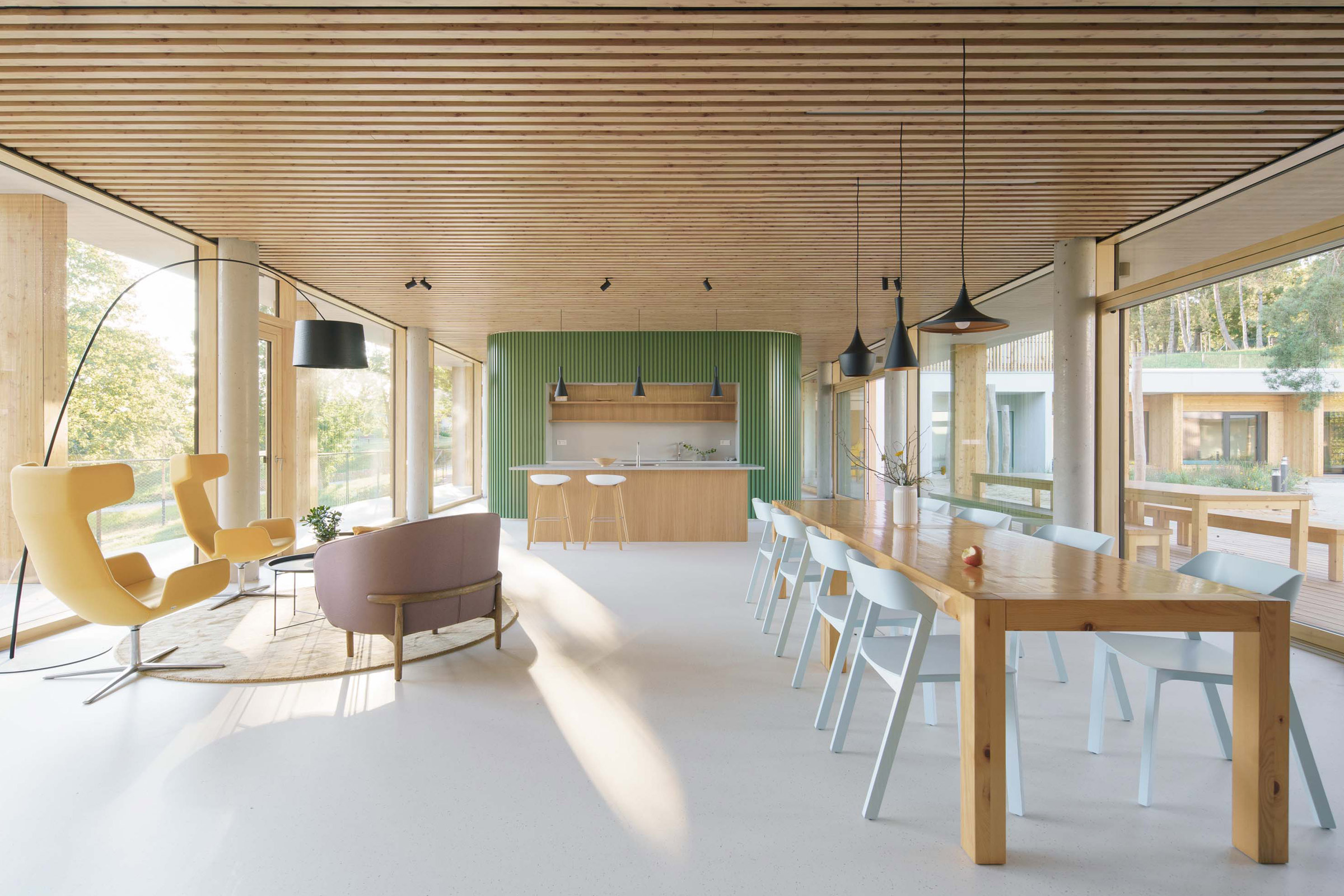 Interiér objektu je navržen tak, aby přirozeně provázel děti i jejich rodiny náročným obdobím.