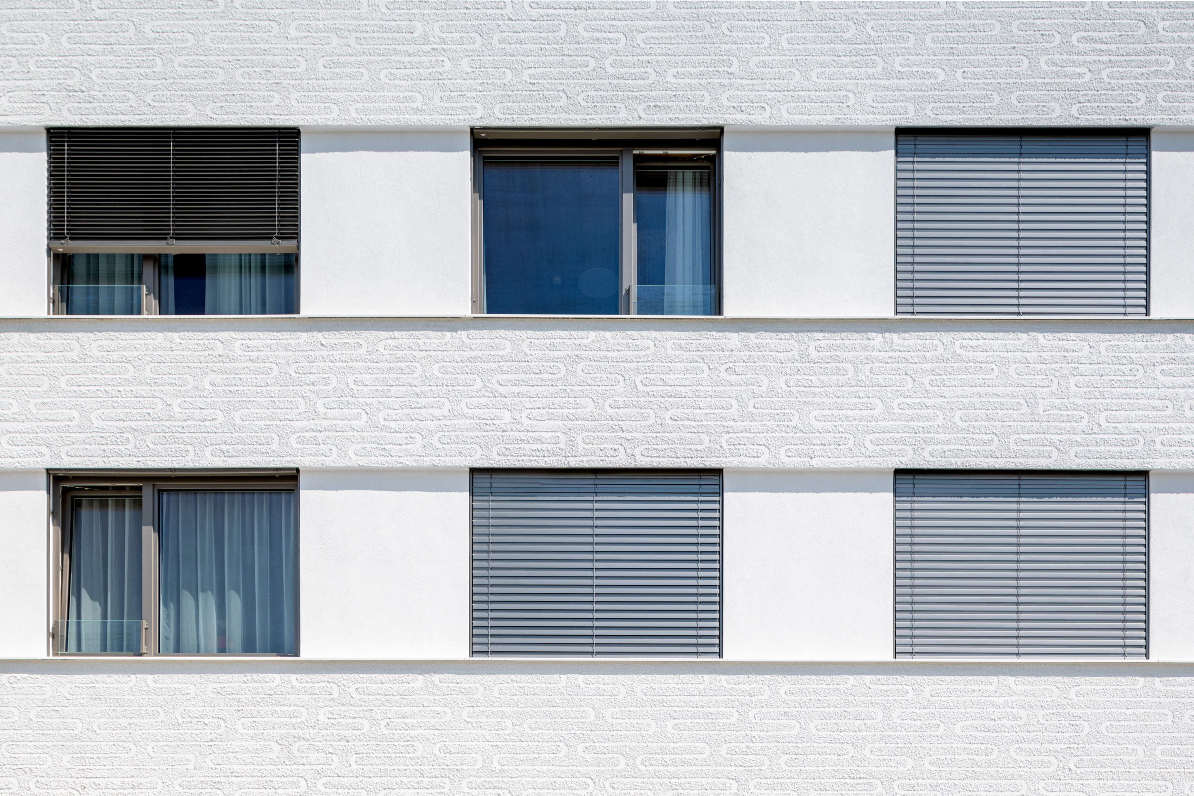 Fasáda domova pro seniory s jemným ornamentem vytvořeným kreativními omítkami StoSignature.