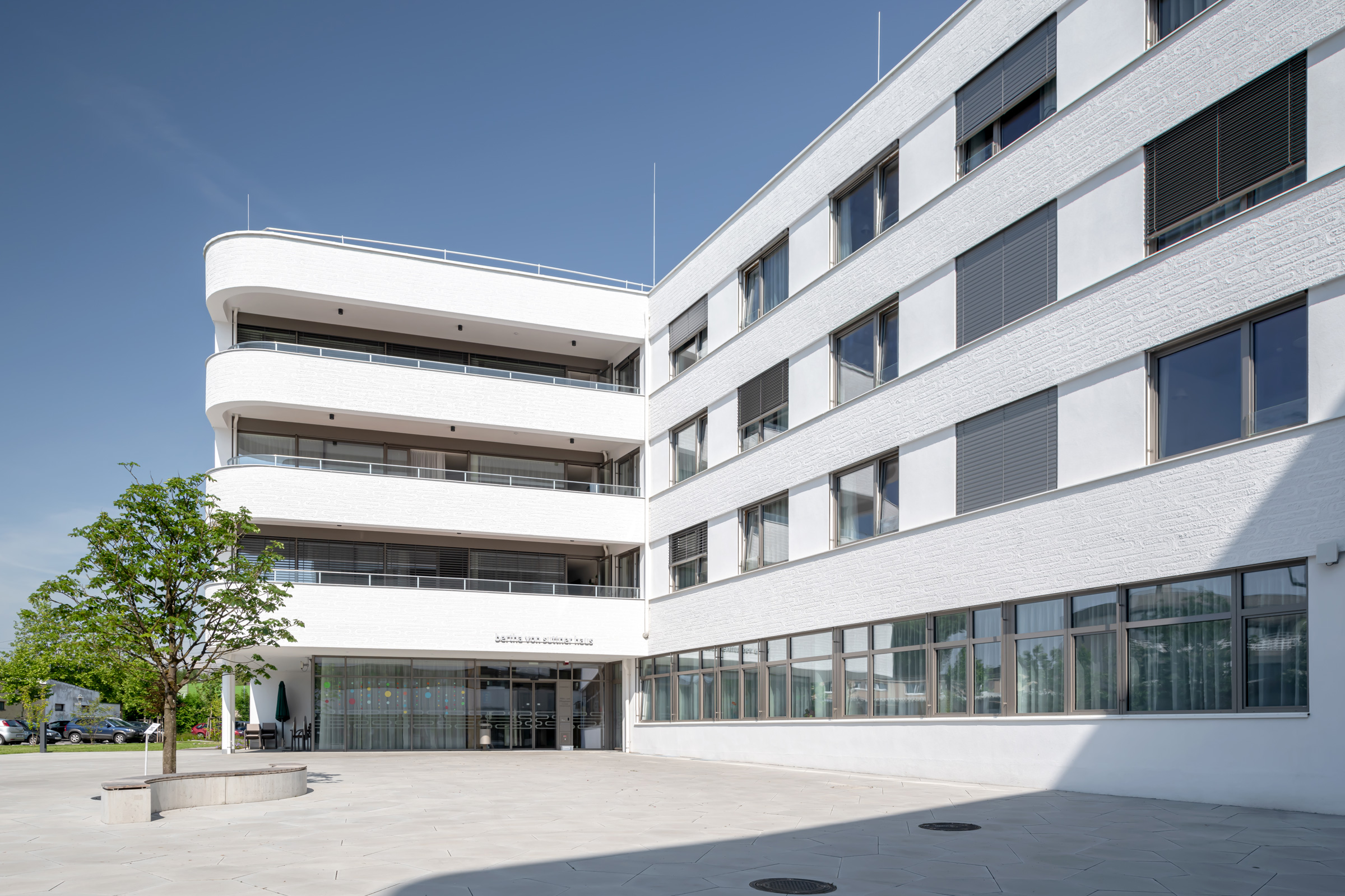 Moderní domov pro seniory se společenskými prostory, terasami a zahradou.