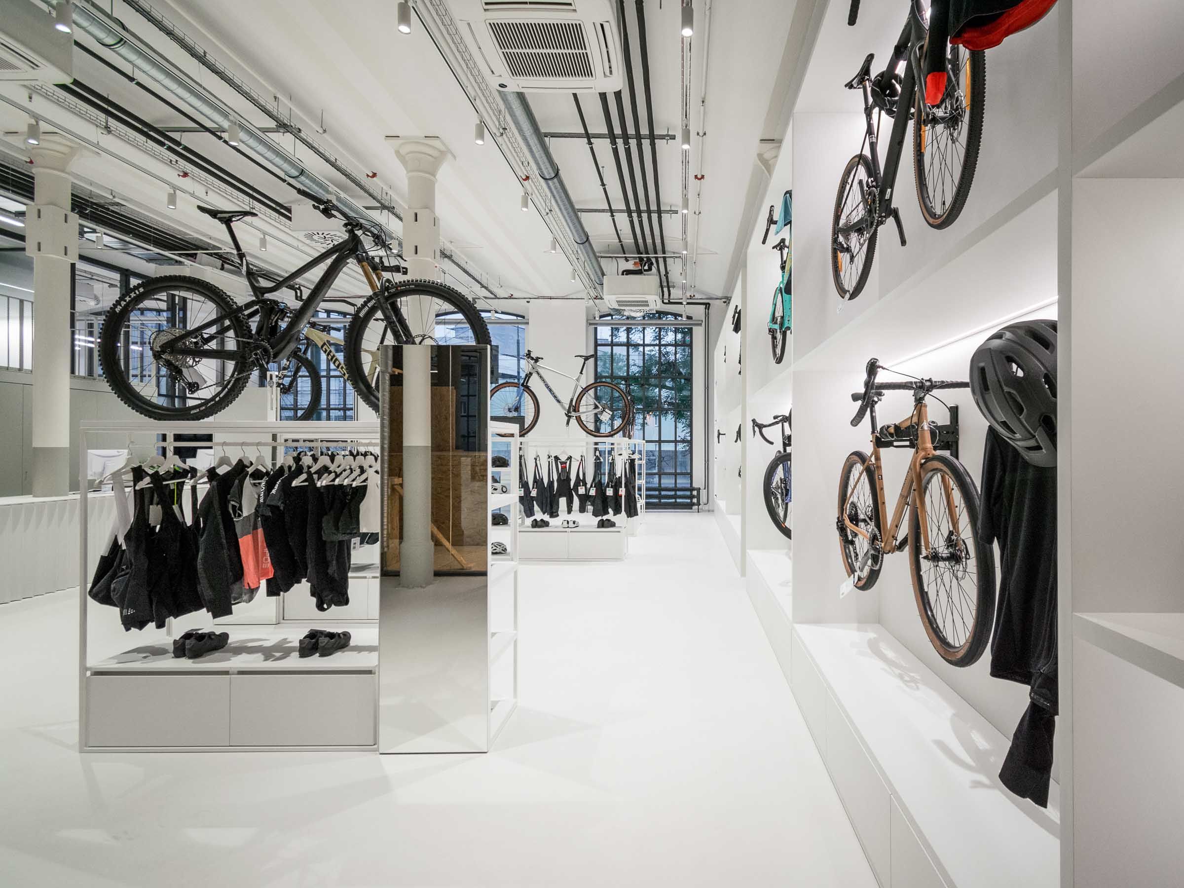 V interiéru jsou na podlahách a schodech použity odolné nátěry, povrchové úpravy a laky StoCretec