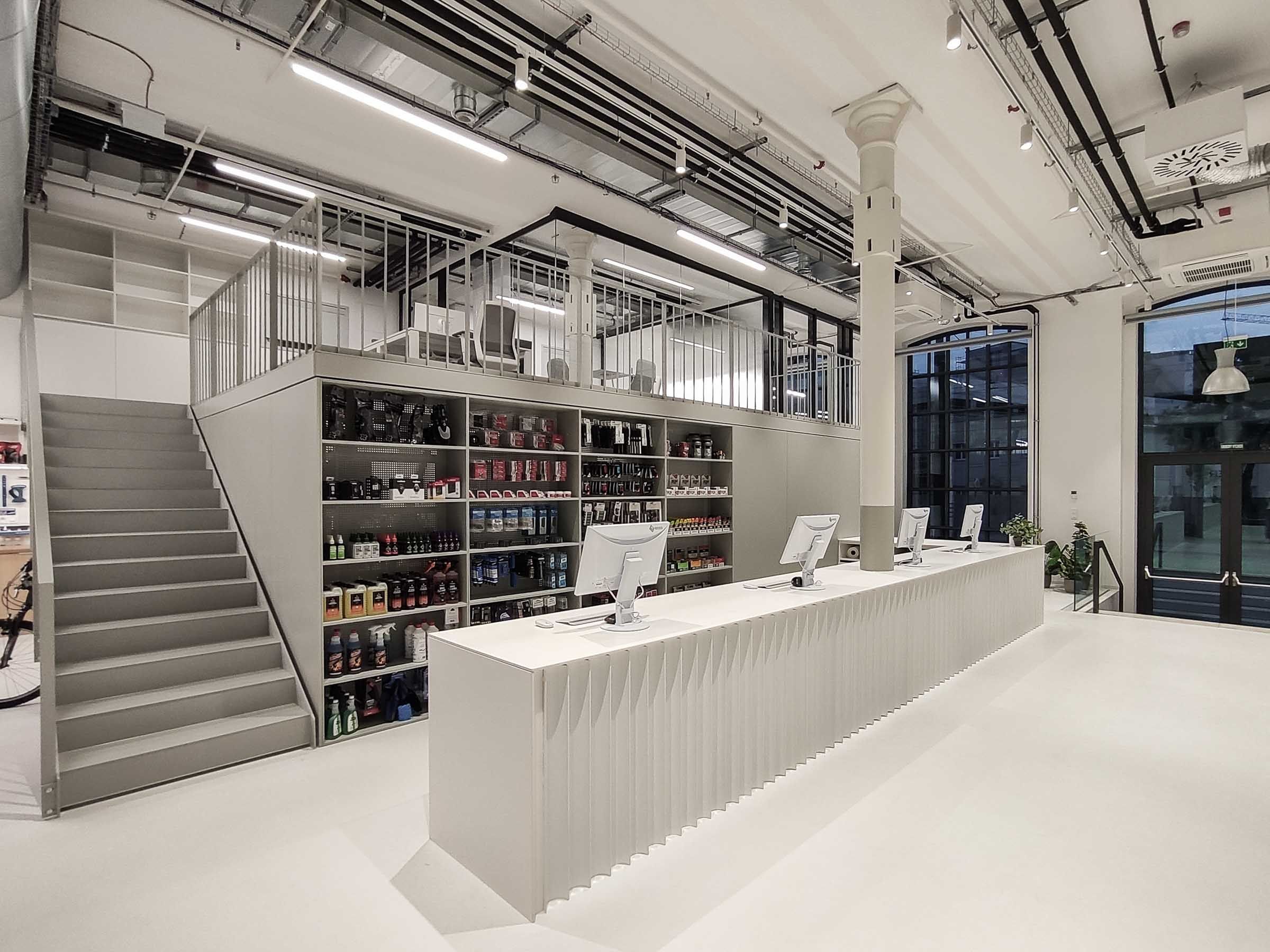 Interiér showroomu a výdejního místa cyklistického portálu a e-shopu MTBIKER v Bratislavě navrhli ar