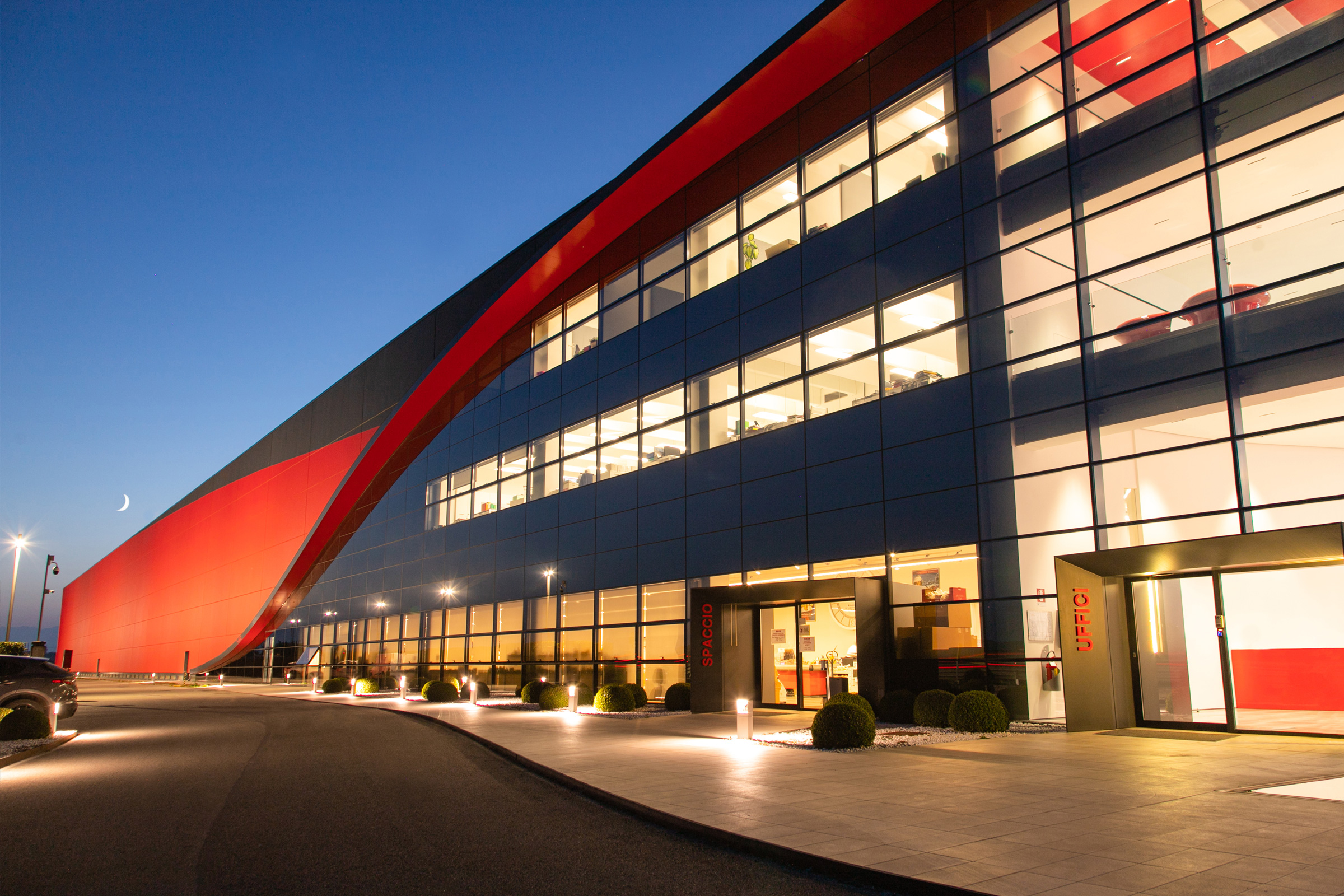 Fasáda výrobního závodu s kombinací zateplení a provětrávaného systému s omítkou.