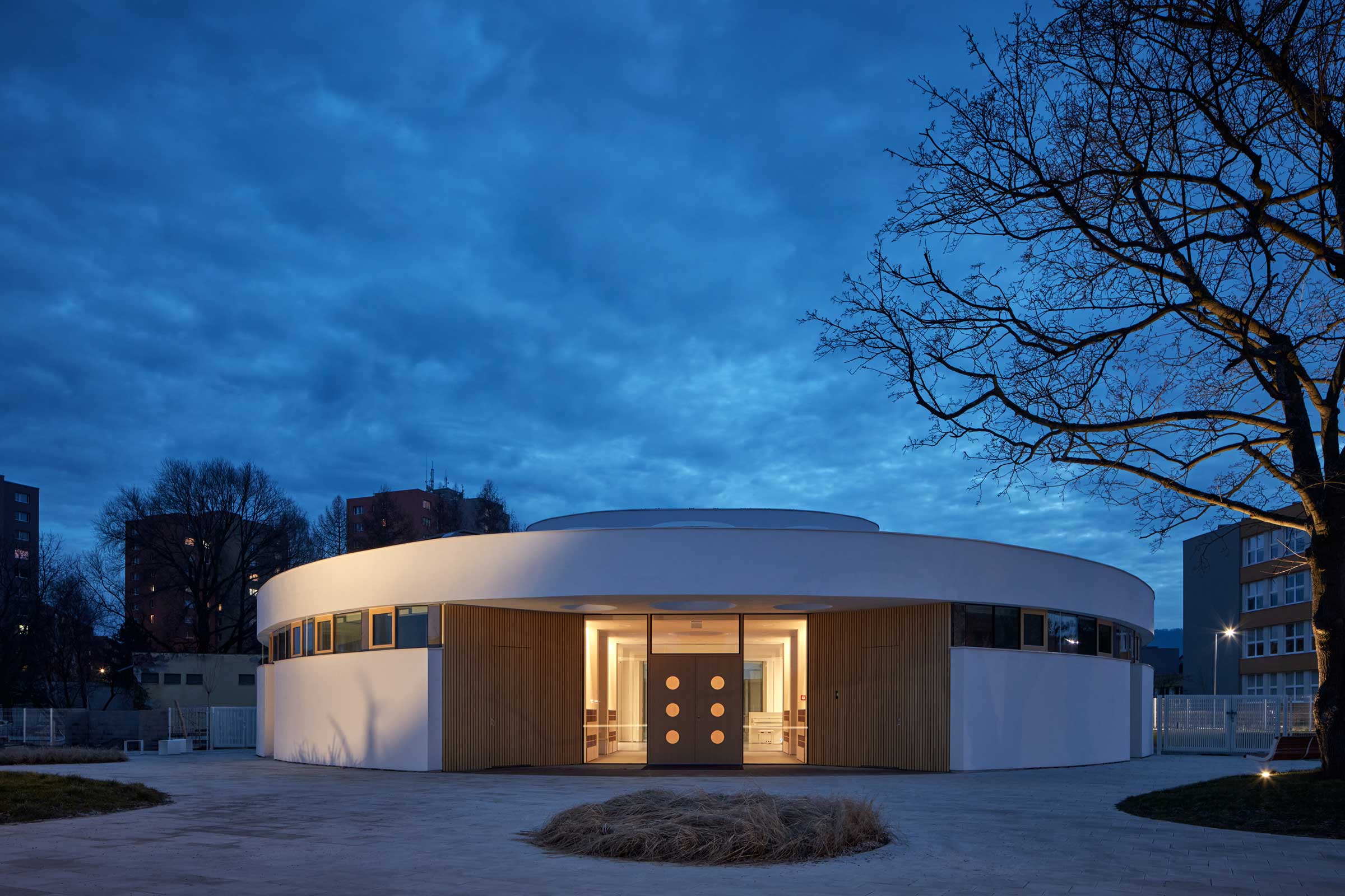 Moderní fasáda s betonovým vzhledem vytvořená ve spolupráci architekta, Sto a realizační firmy.