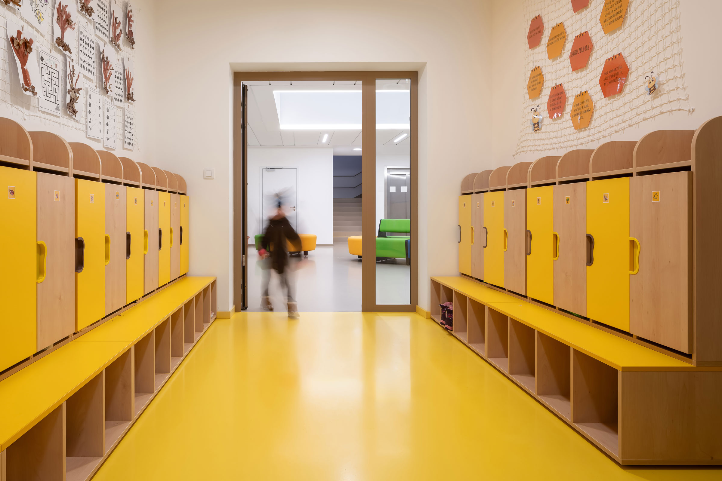 Interiérové ​​podlahy mateřské školy s bezespárovým systémem StoFloor pro komfort a tichý nášlap.
