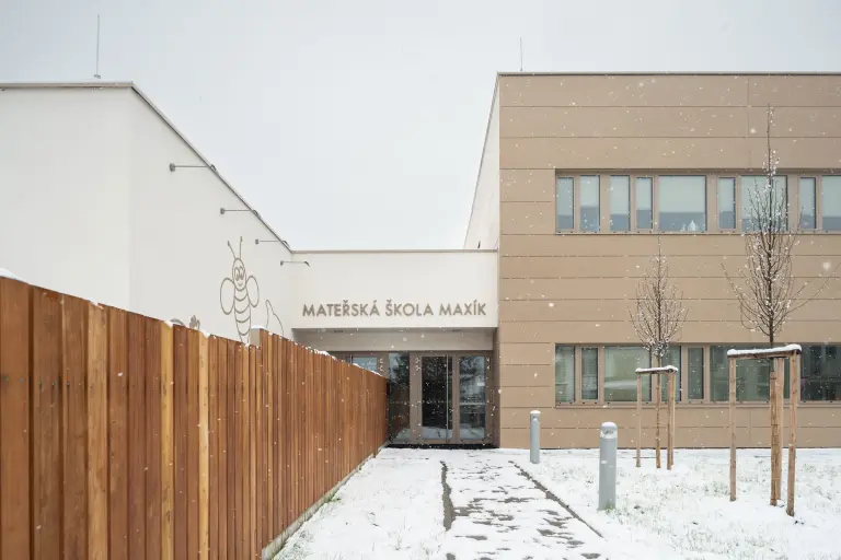Mateřská škola Maxík v Brně-Bystrci kombinuje hravou architekturu s moderními technologiemi