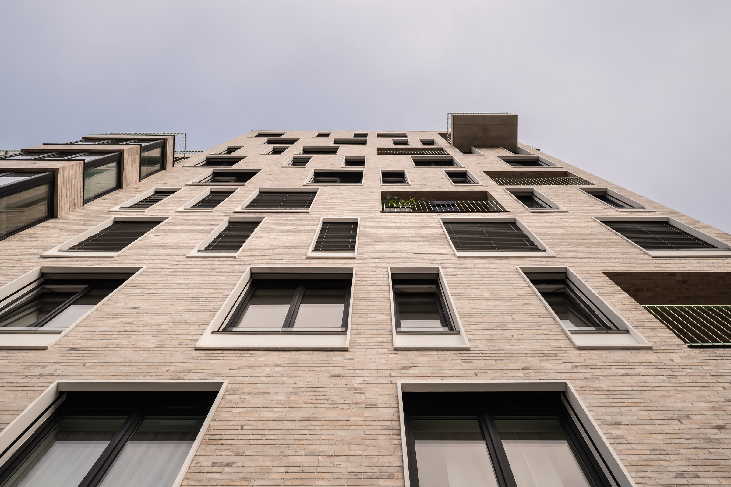 Detail fasády s omítkou, StoBrick a profily StoDeco