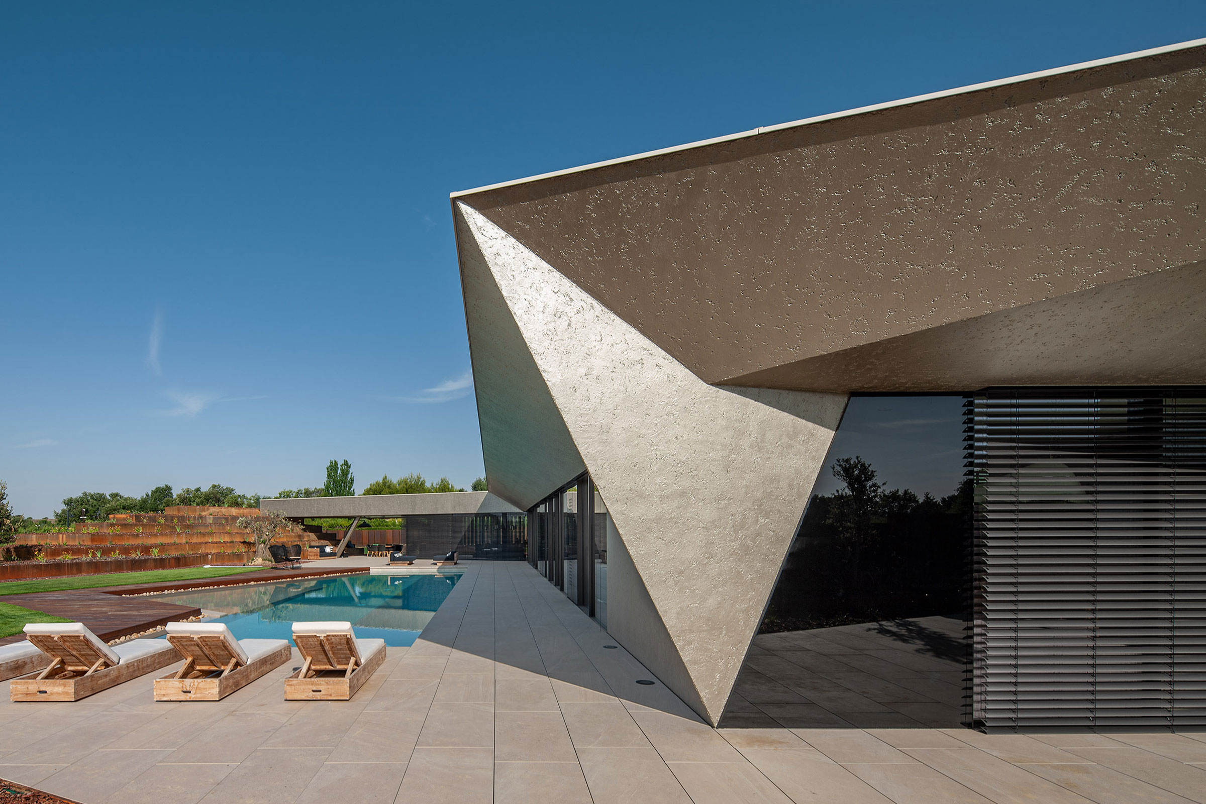 Pasivní dům s vysokou izolací, rekuperací a jižním zasklením pro solární zisky.