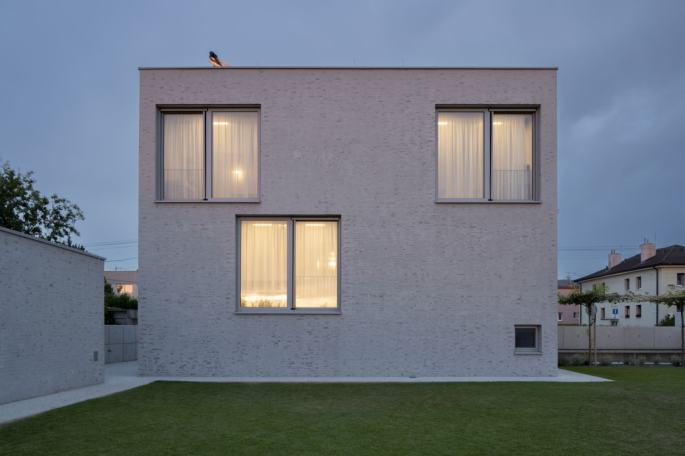 Fasáda z kombinace StoBrick a StoMiral MP s jemnou kresbou cihel a proměnlivou strukturou povrchu.