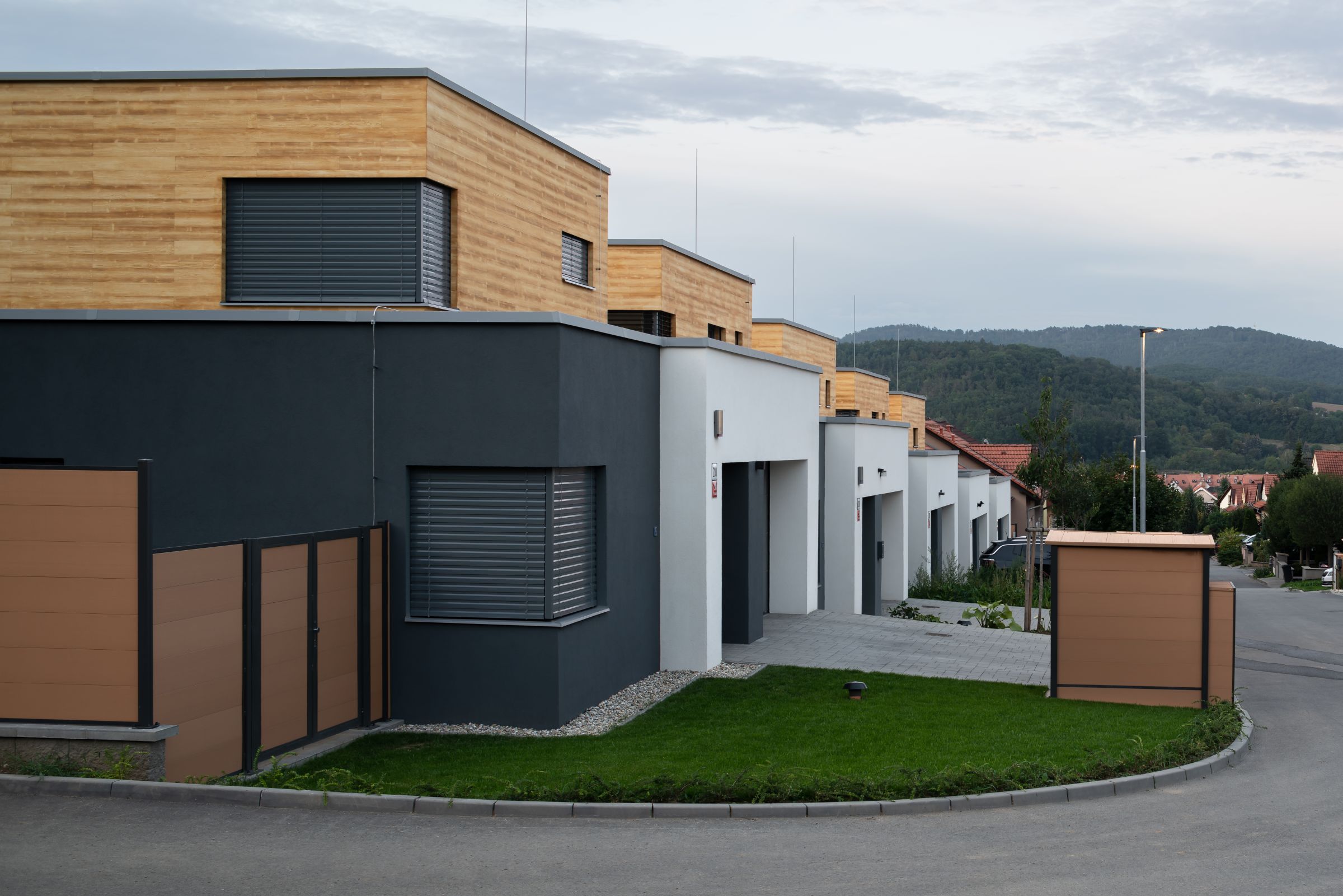 Rodinné domy s fasádou imitující dřevo.