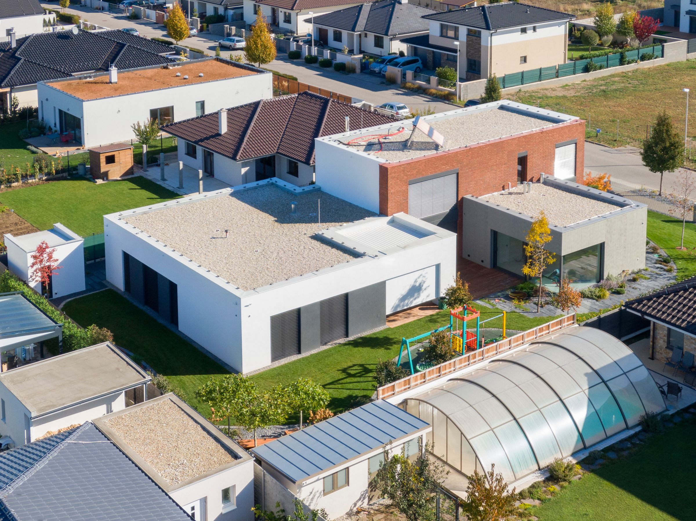 Cílem architektů z bratislavského ateliéru Archstyl architekti bylo poměrně objemnou hmotu členit po