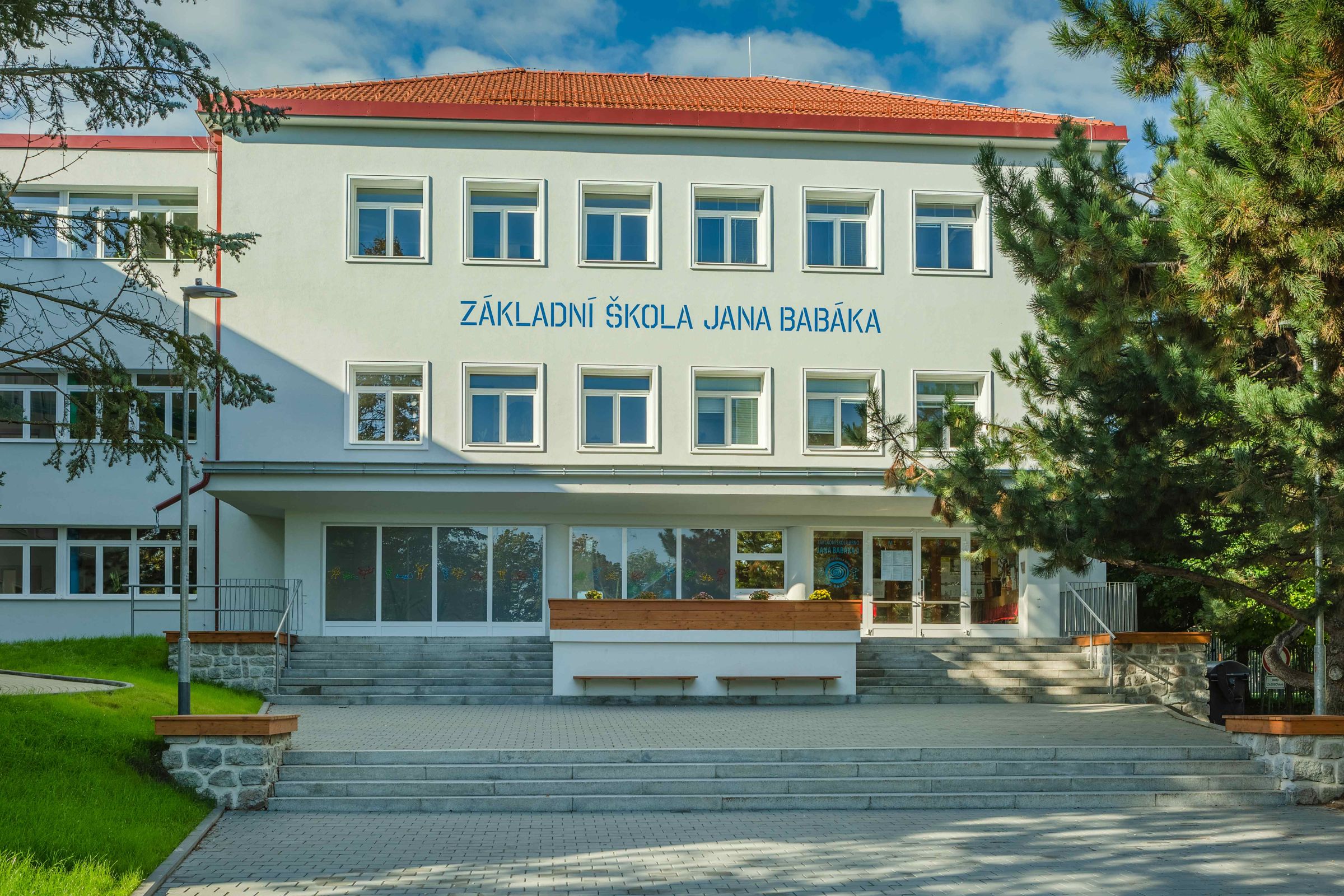 Prvky StoDeco nahradily původní šambrány, Rekonstrukce fasády základní školy v Brně