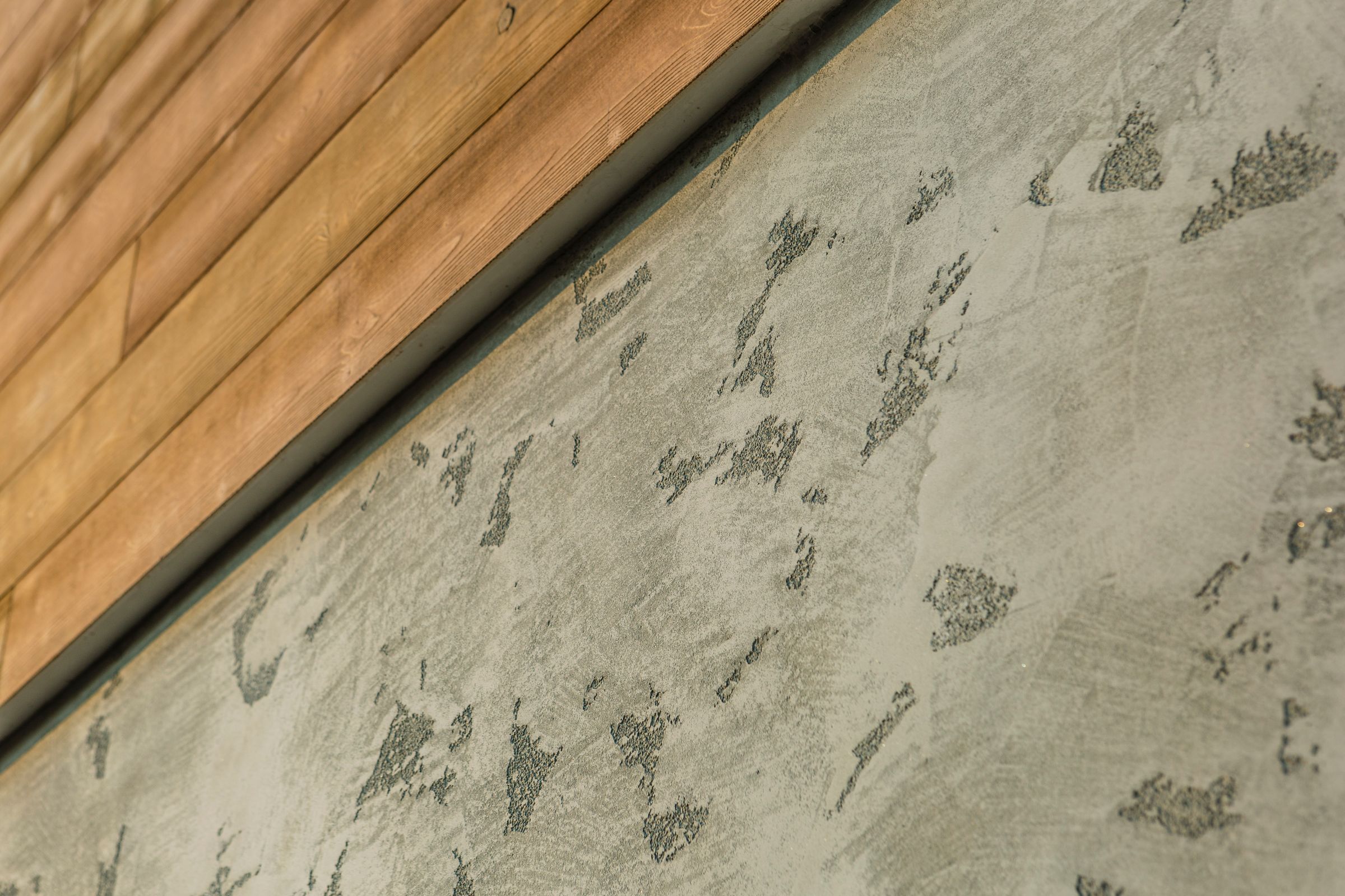 Při provedení fasádní omítky StoSignature se vzhledem betonu se výrazně uplatní rukopis řemeslníka. 