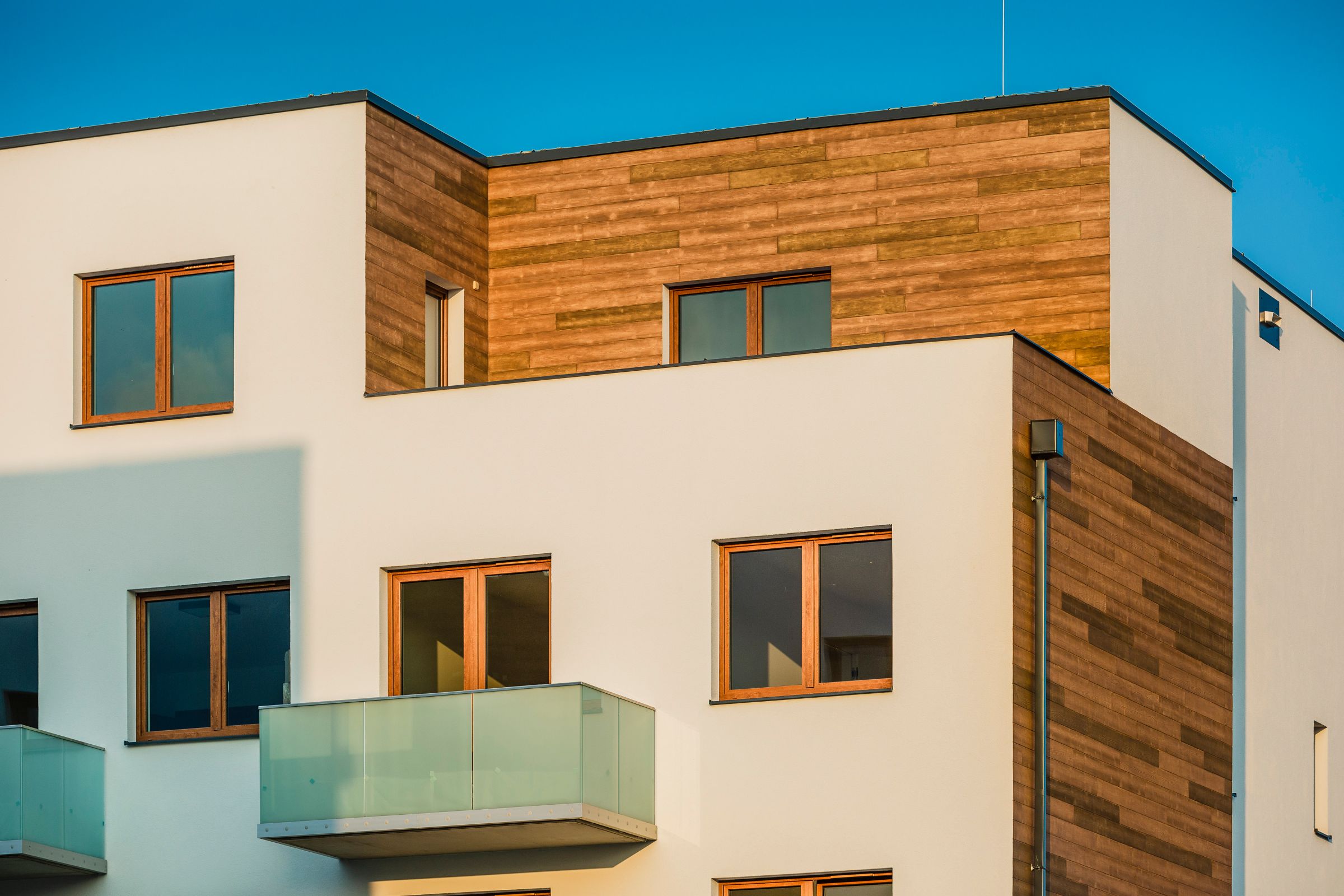 Na fasádě Bytů Šibeník se podařilo optimálně sladit dřevěný vzhled části fasády, realizované z prvků